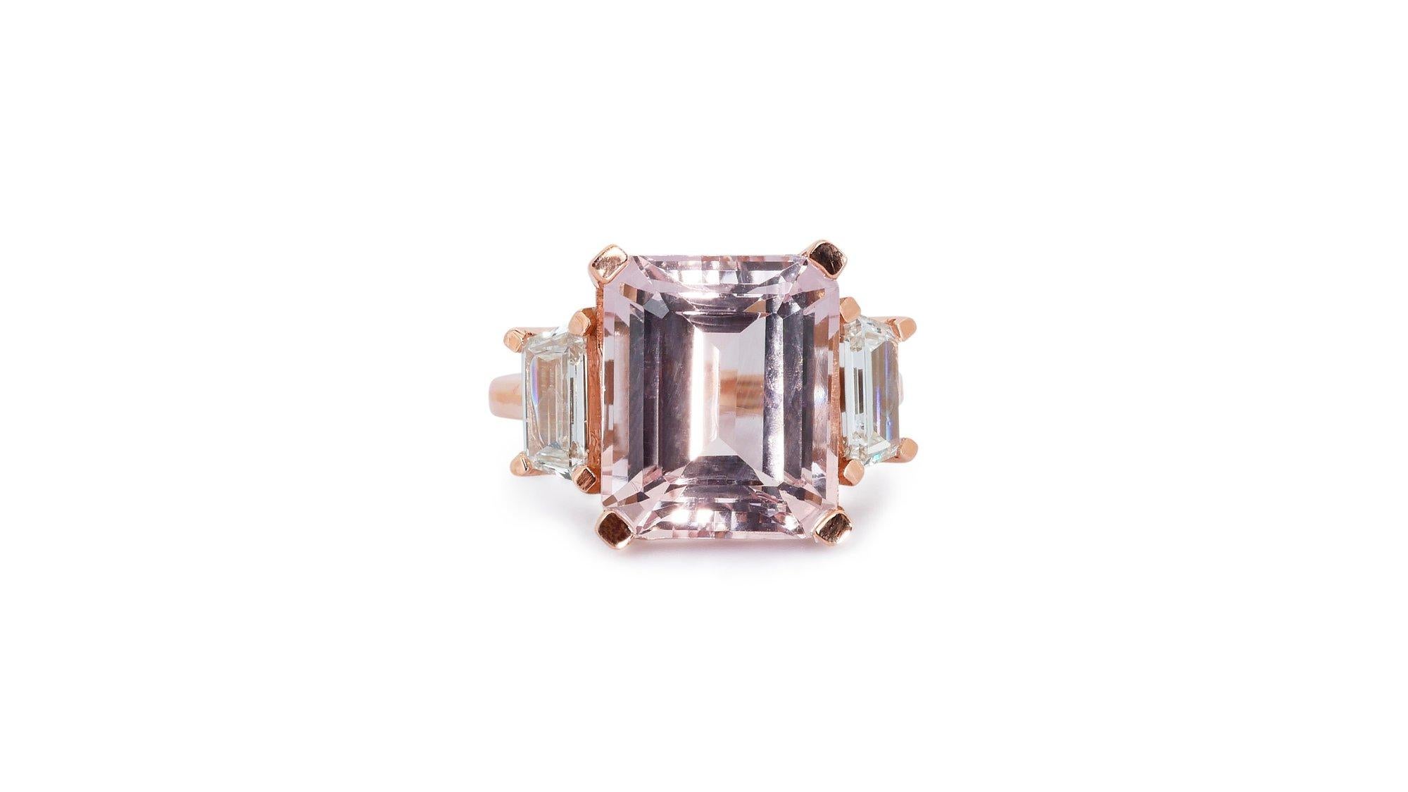 Schöner 3-Stein-Ring aus 18 Karat Roségold mit insgesamt 7,02 Karat natürlichem smaragdförmigen Morganit und trapezförmigen Diamanten. Dieses Schmuckstück wird mit einem AIG-Zertifikat und einer Schachtel geliefert.

1 Morganit Hauptstein von 6,25