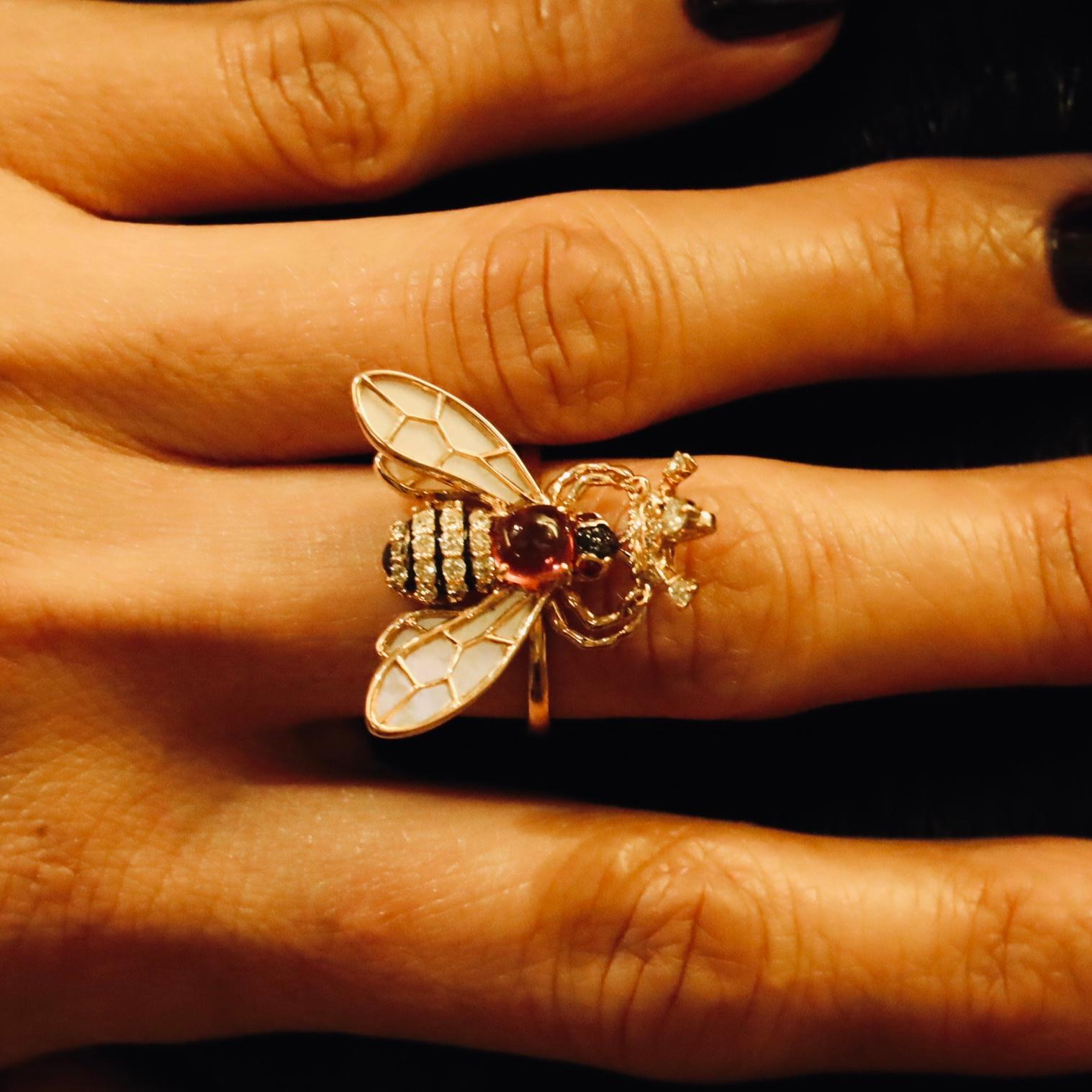 Taille ronde Collier à pendentif abeille en or rose 18 K Tourmaline Diamants Rubis en vente