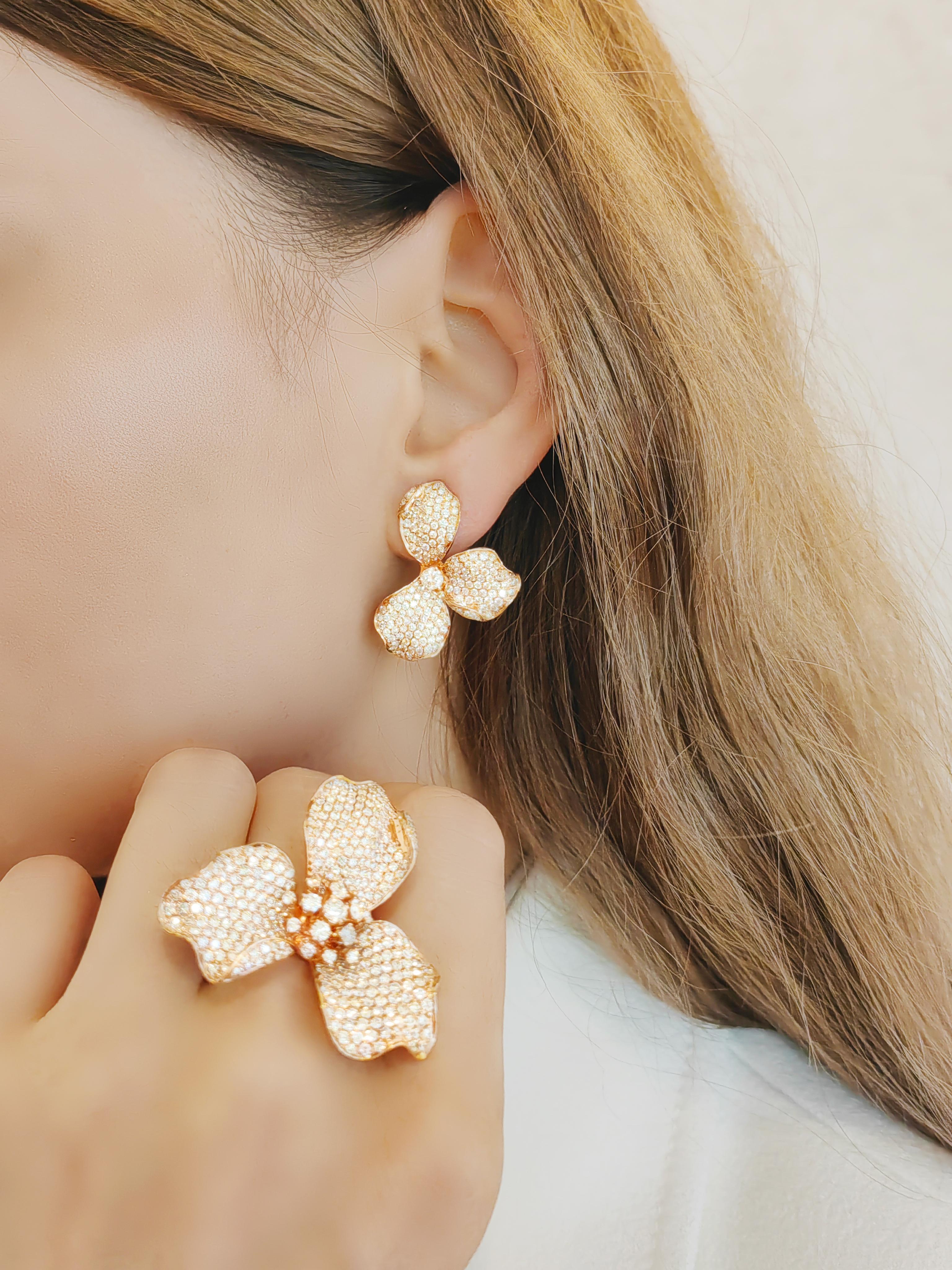 Modern 18K Rose Gold Trillium Three-Petal Flower Colored Diamond Earrings For Sale