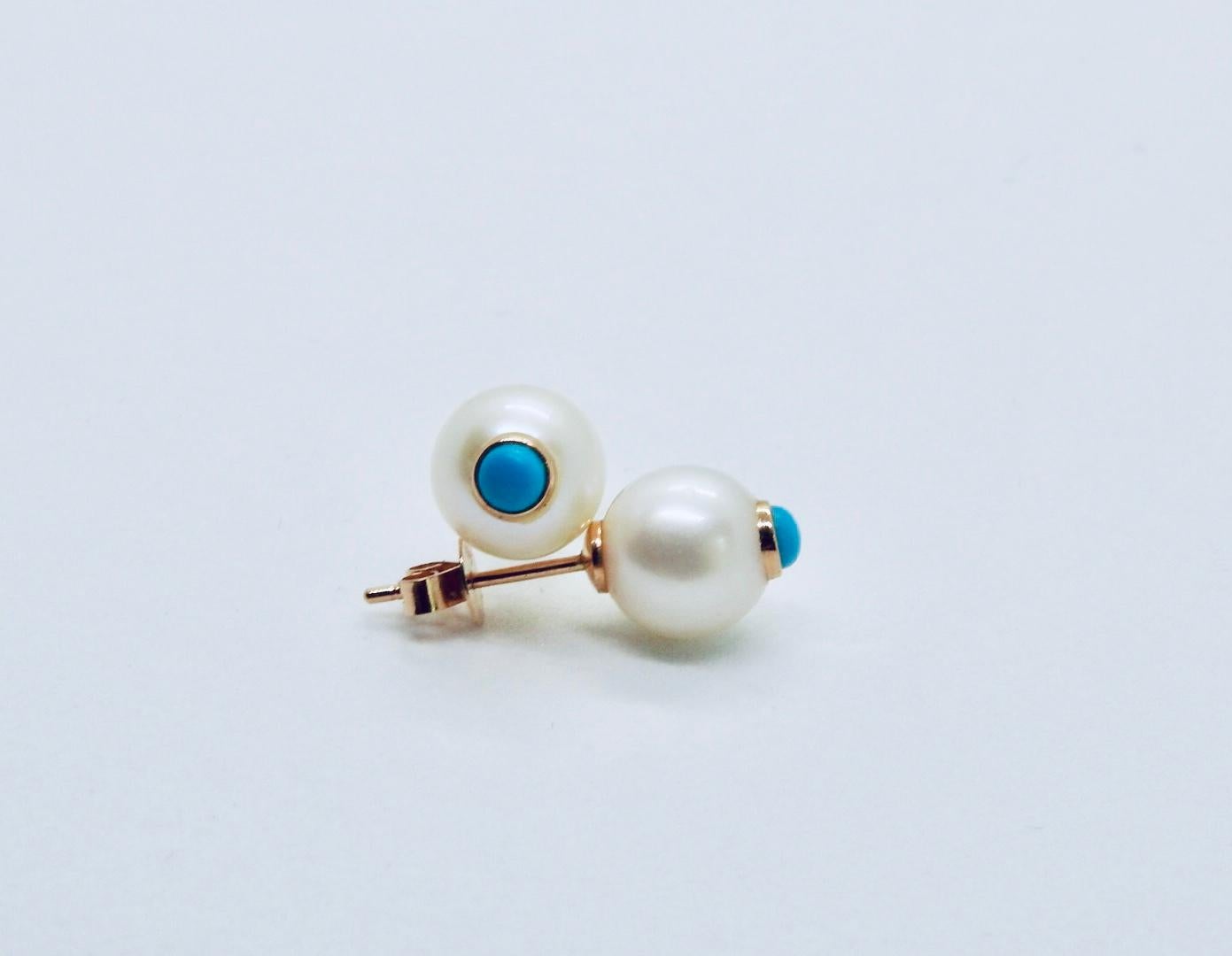 SÉLÉNÉ: 18K Rose gold, Turquoises and Pearls pair of stud Earrings by Frederique Berman.
Bearing the name of luminous and beautiful Greek godess of full moon, the SÉLÉNÉ pearl stud earrings are the best makeup : they bring a drop of light on each