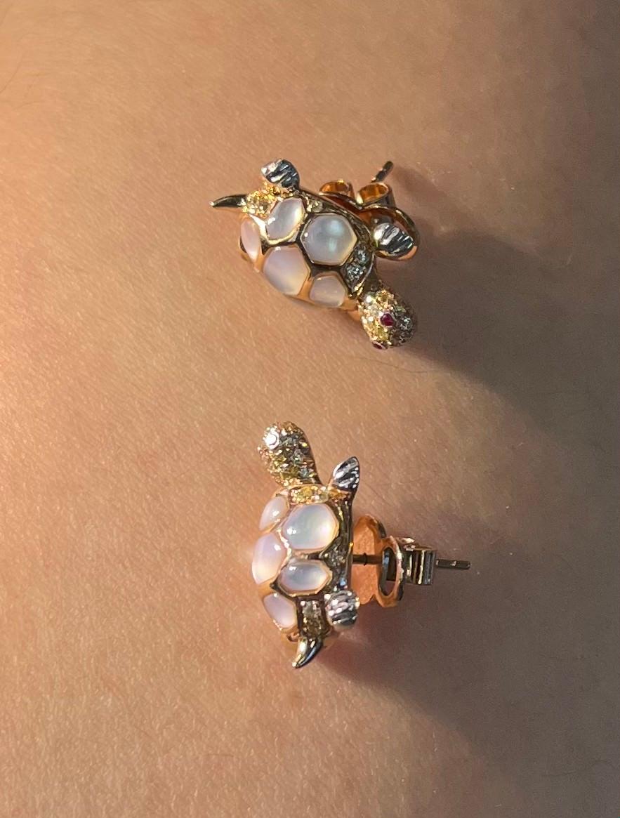 18K Rose Gold Turtle Earrings with Diamonds & Mother of Pearl
54 Diamonds -  0.32 CT 
4 Rubies - 0.02 CT 
14 Mother of Pearl -  1.26 CT 
18K Rose Gold - 6.18 GM

Discover the enchanting allure of our althoff Jewelry turtle earrings. These stunning