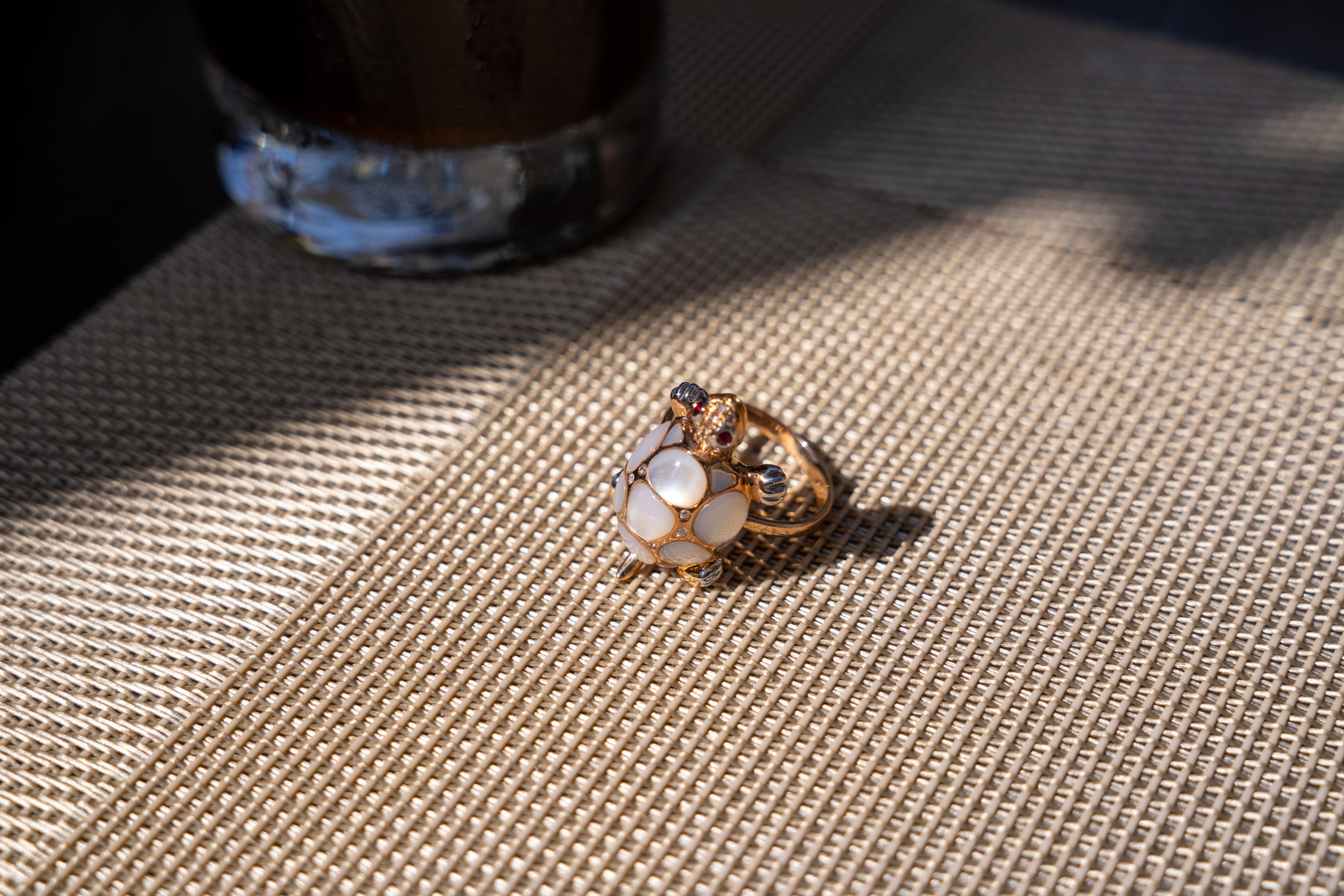 18 Karat Roségold Schildkröte Perlmutt Diamant Cocktail-Ring für Damen oder Herren im Angebot