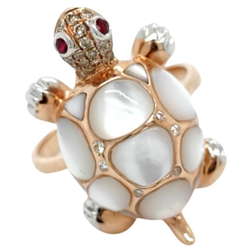 Bague cocktail en or rose 18 carats avec tortue, nacre et diamants