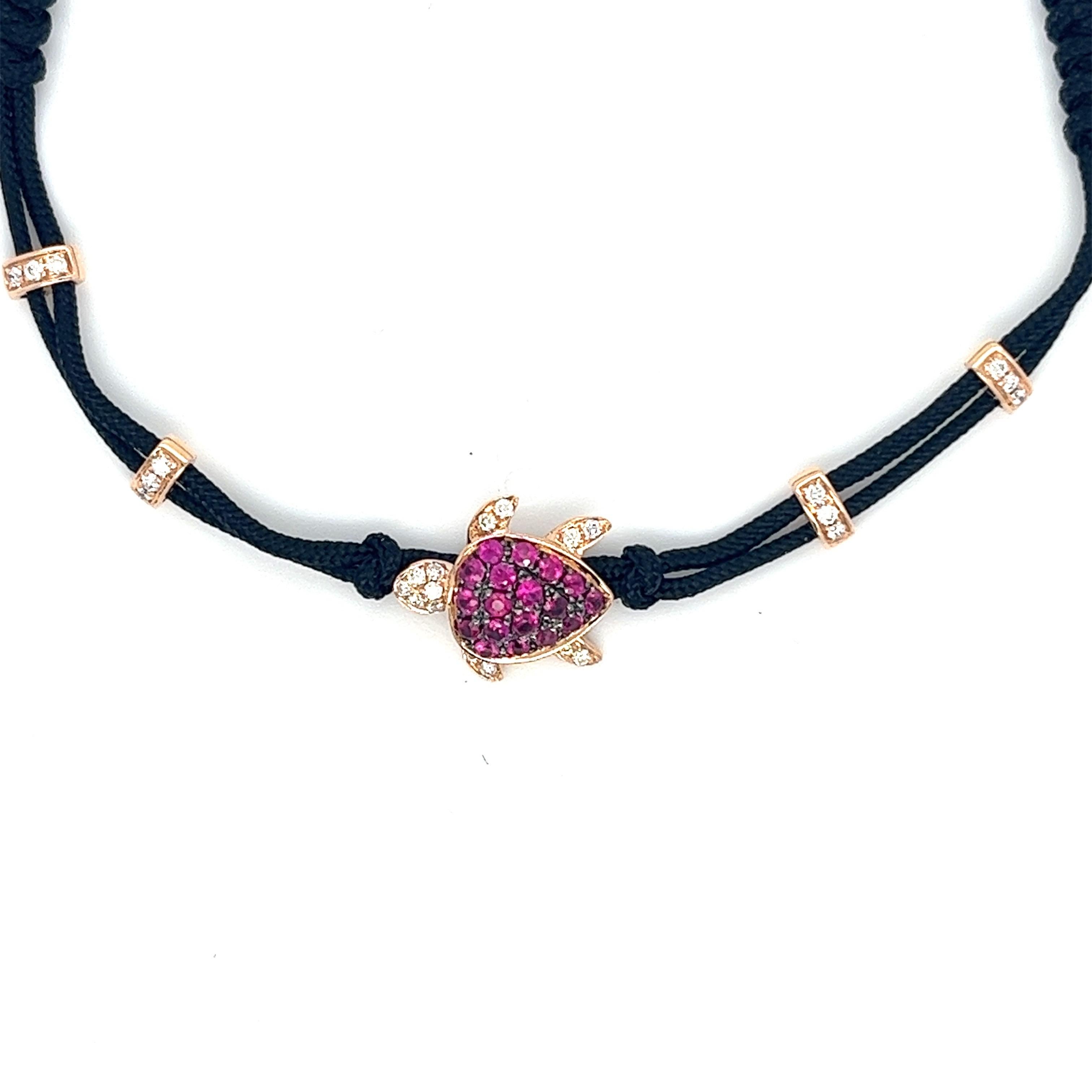 Gewebtes Schildkrötenarmband aus 18 Karat Roségold mit Rubinen und Diamanten

18 Rubine - 0,26 CT
26 Diamanten - 0,12 CT
18K Rose Gold - 2.10 GM

Dieses exquisite geflochtene Armband zeigt eine atemberaubende Schildkröte aus Rubinen, die in 18 Karat