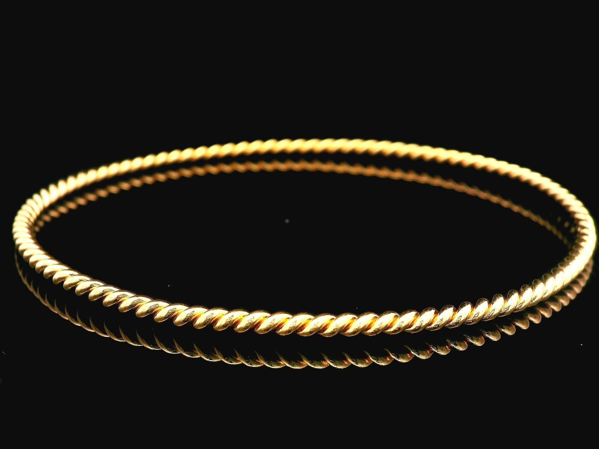 MATERIAL : Or rose massif 18k
Poids : 8,74 grammes
Type : Bracelet à enfiler 
Longueur totale : S'adapte confortablement jusqu'à 7.75