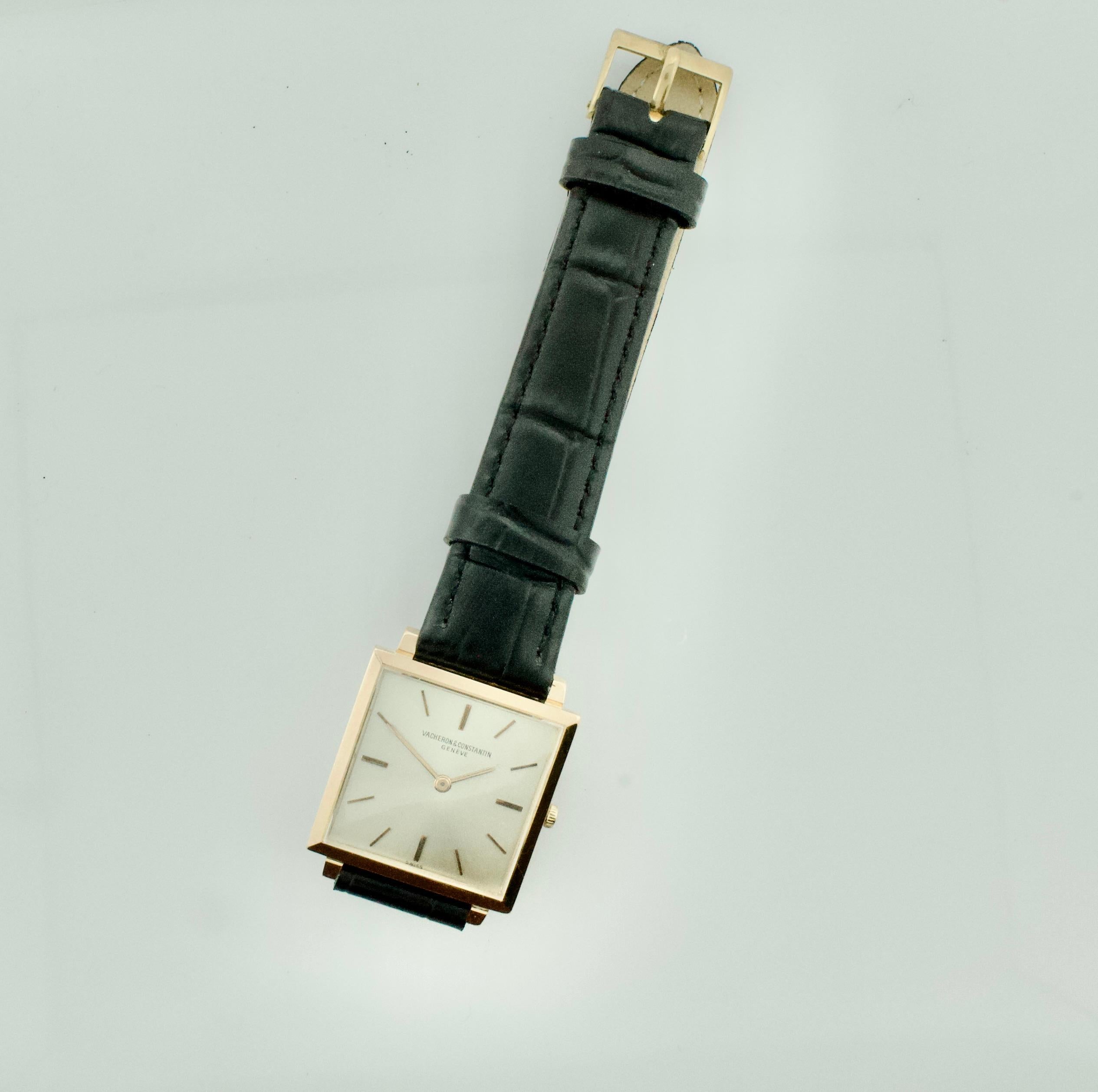 Superbo esempio di raffinata orologeria svizzera, questo orologio da polso Vacheron Constantin vintage è racchiuso in un'elegante cassa quadrata in oro giallo 18 carati, che mette in mostra la maestria della Maison sia nel design che