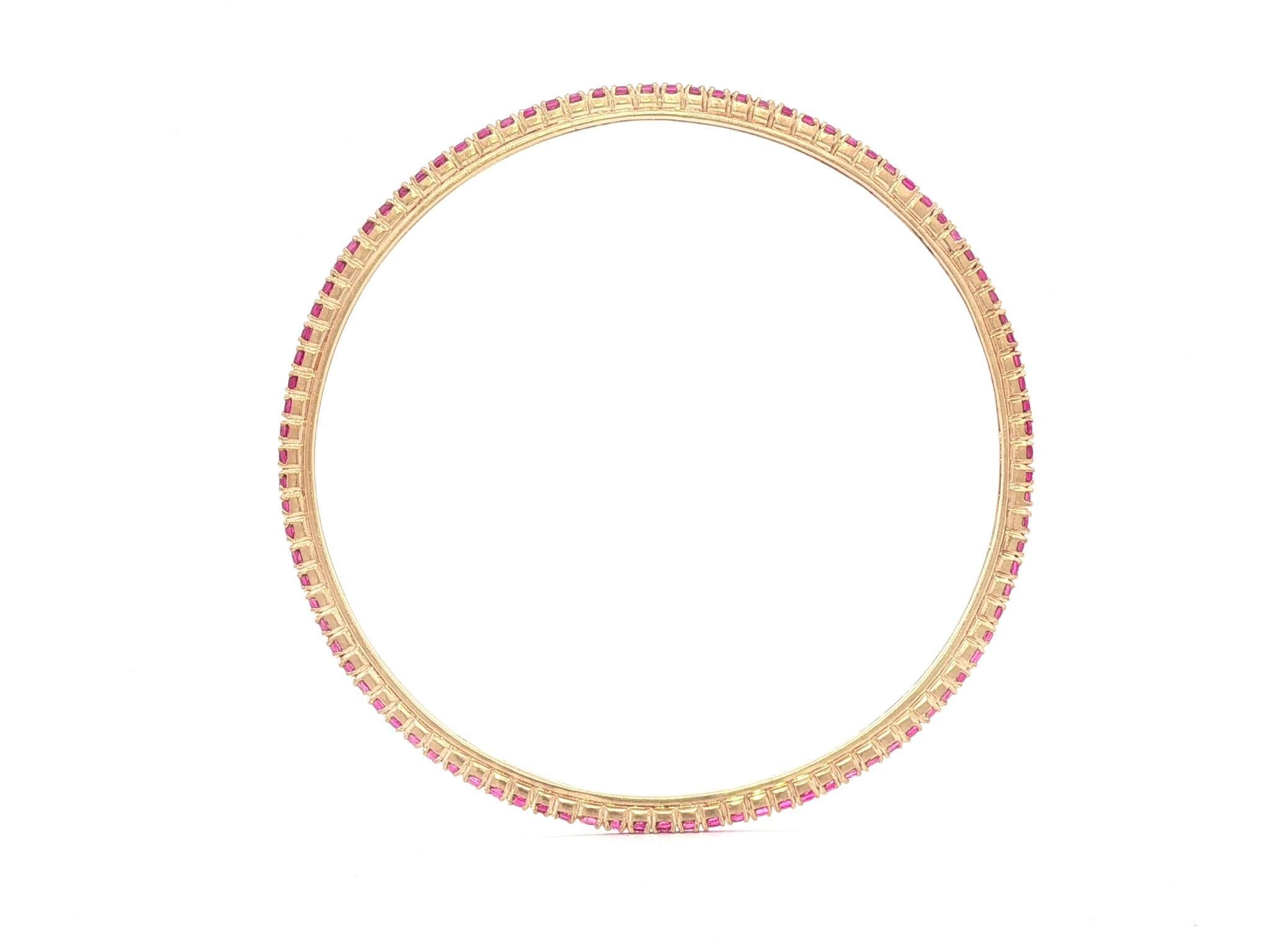 18k Rose Gold Vivid Pink Sapphire Tennis Eternity Slip On Bangle Bracelet en Excelente estado para la venta en Montclair, NJ