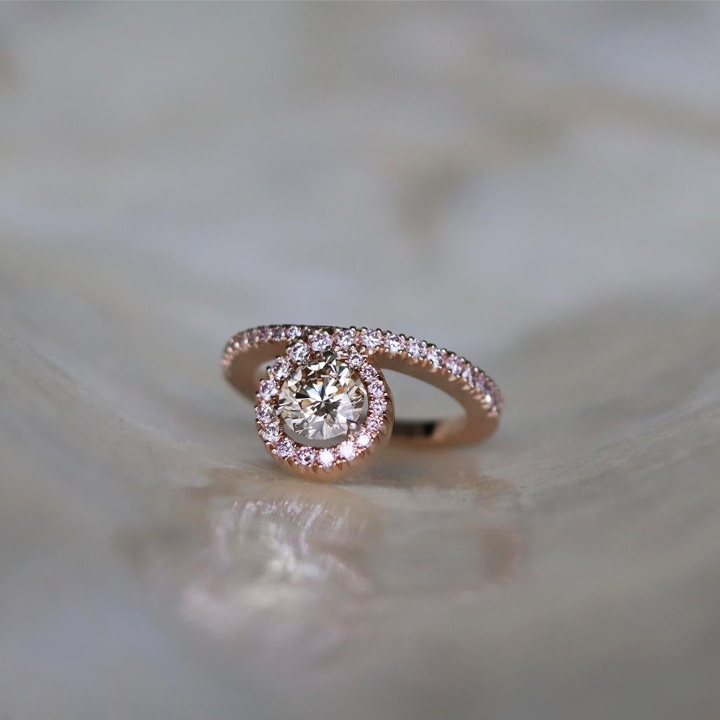One of a kind ring in 18K Rose gold 6,6 g set with a VVS Brown Brilliant-cut diamond 0.95 ct., Fancy Pink brilliant-cut diamonds in Castle setting 0,775 ct. Handmade in Belgium the traditional way ( no casting or printing envolved). 

This ring has