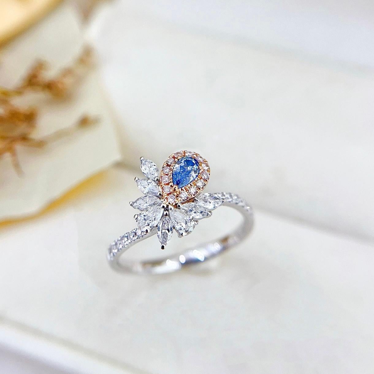 Anello con diamante blu in oro rosa e oro bianco 18 carati con diamanti

1 Diamante blu con taglio a pera - 0,17 CT
Diamanti rotondi - 0,54 CT

Peso totale - 2,53 GM