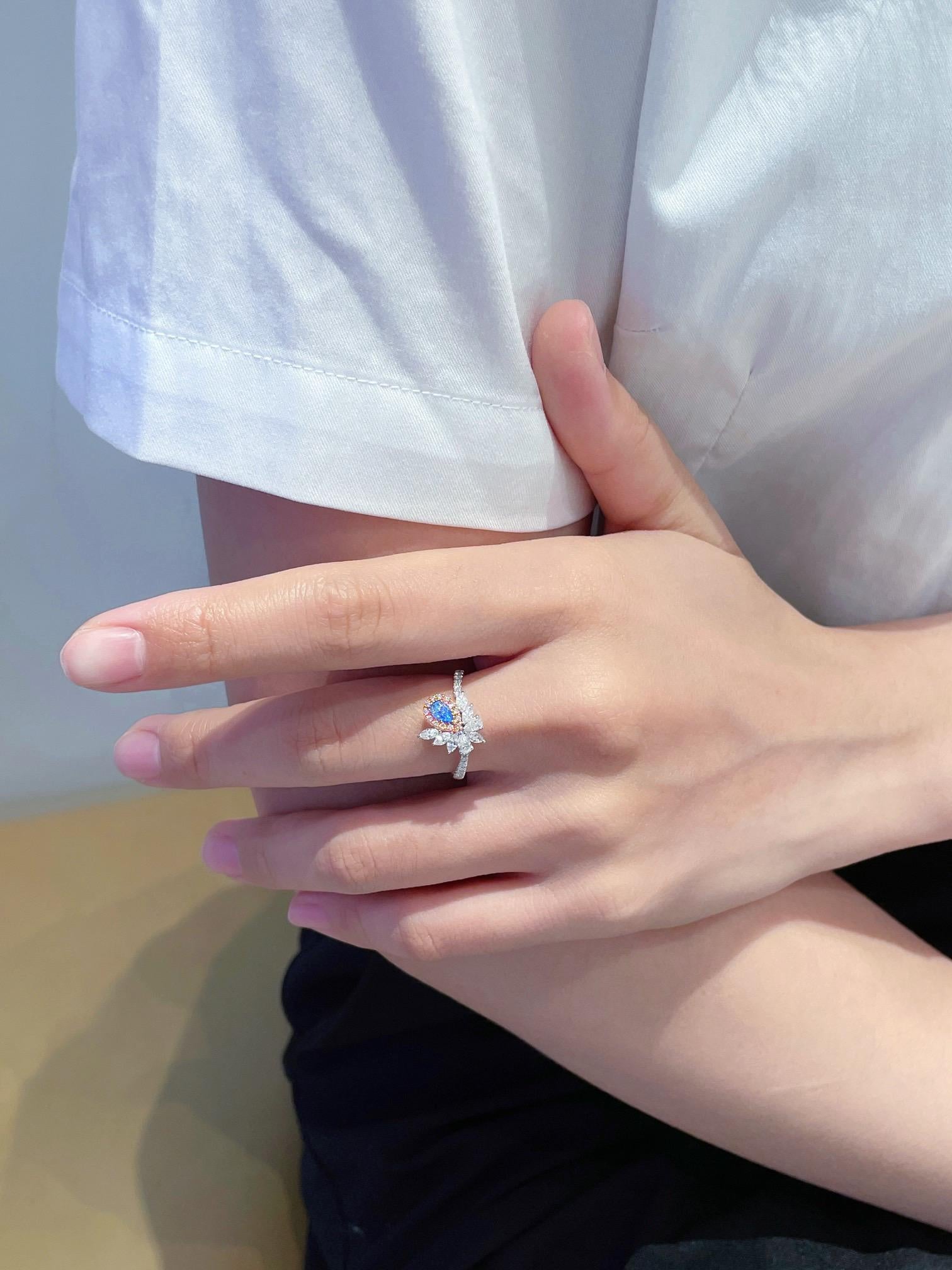 Moderno Anello con diamante blu in oro rosa e oro bianco 18 carati con diamanti in vendita