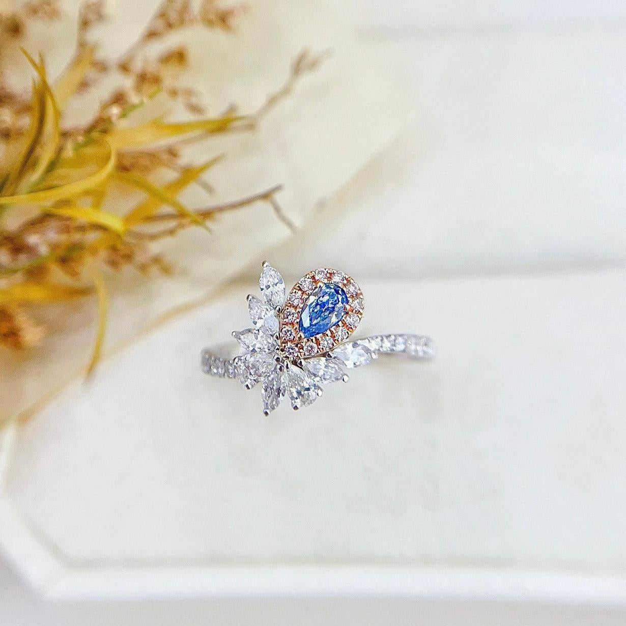 Taglio a goccia Anello con diamante blu in oro rosa e oro bianco 18 carati con diamanti in vendita