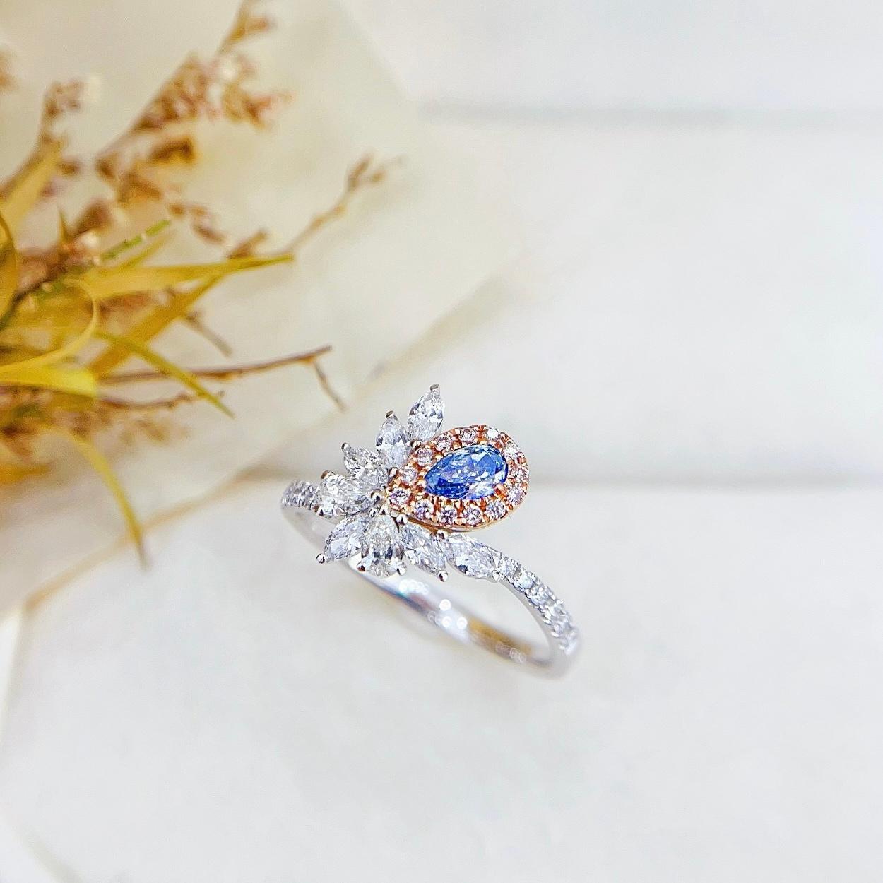 Anello con diamante blu in oro rosa e oro bianco 18 carati con diamanti In condizioni Nuovo in vendita a Kowloon, HK