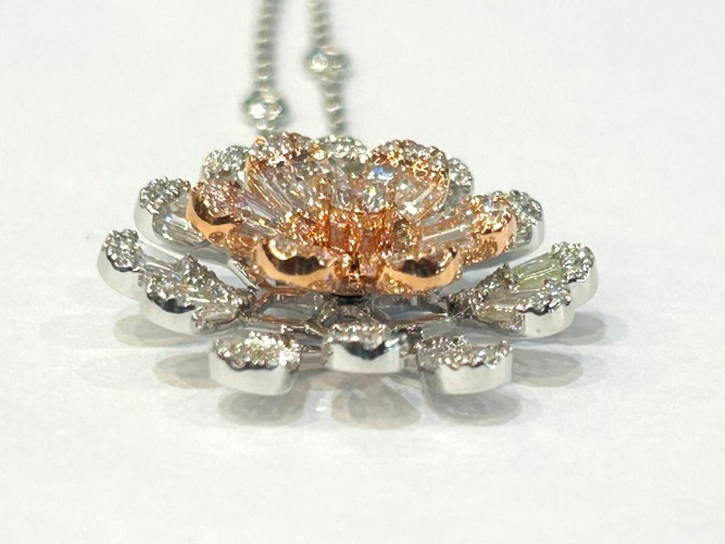 Taille ronde Collier pendentif fleur en or rose et or blanc 18K avec diamants 2.07 carats en vente
