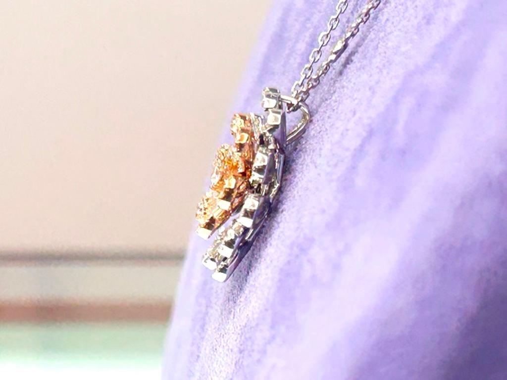 Collier pendentif fleur en or rose et or blanc 18K avec diamants 2.07 carats Bon état - En vente à Beverly Hills, CA
