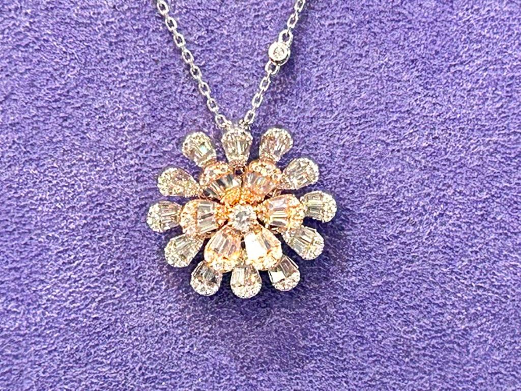 Collier pendentif fleur en or rose et or blanc 18K avec diamants 2.07 carats Pour femmes en vente