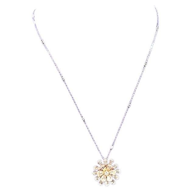 Collier pendentif fleur en or rose et or blanc 18K avec diamants 2.07 carats en vente
