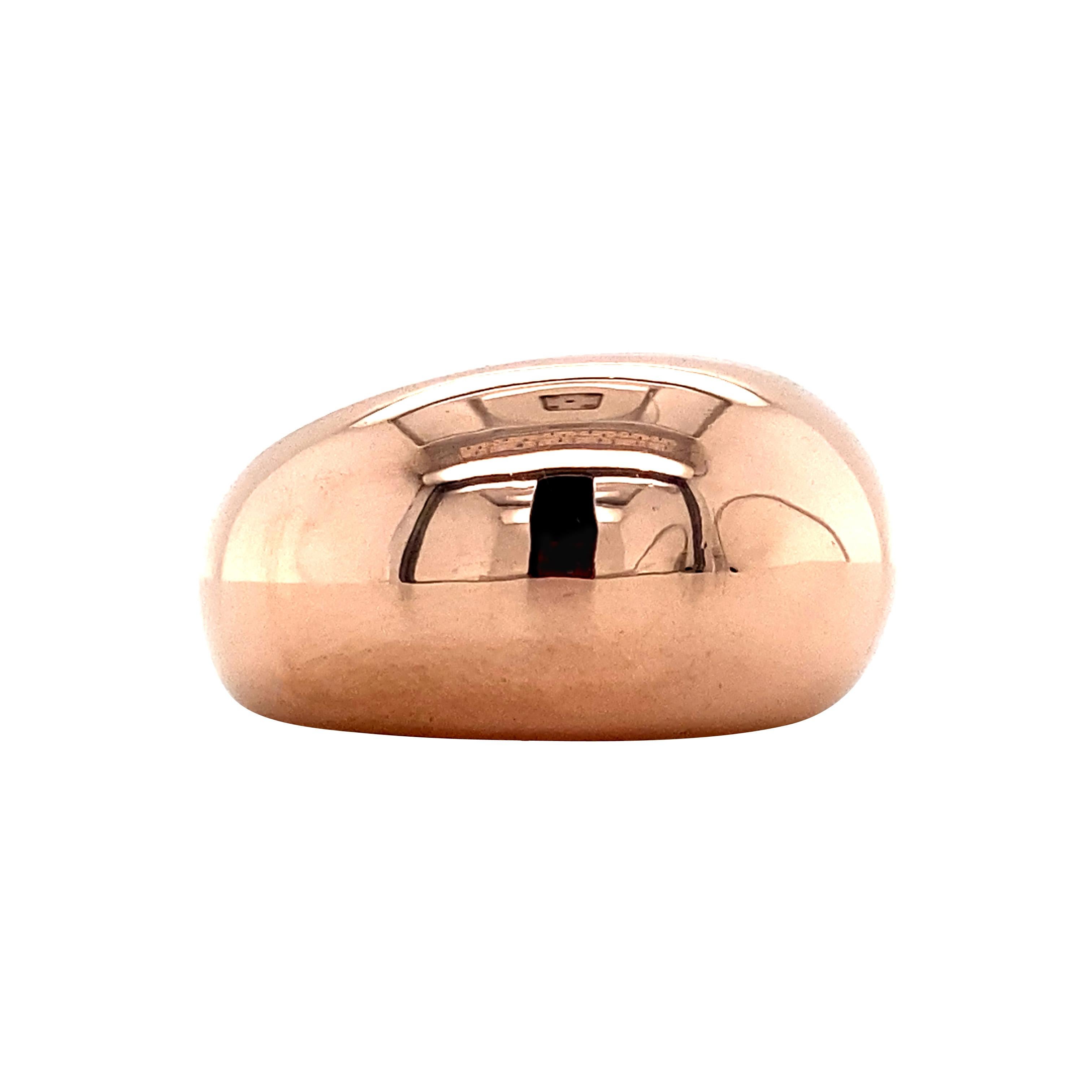 Grueso, apilable y fabuloso en todos los sentidos, este anillo en forma de cúpula está fabricado en oro rosa de 18 quilates. Es ideal para llevarlo solo, pero también es perfecto para apilarlo con otros anillos de tu colección y crear una pila de