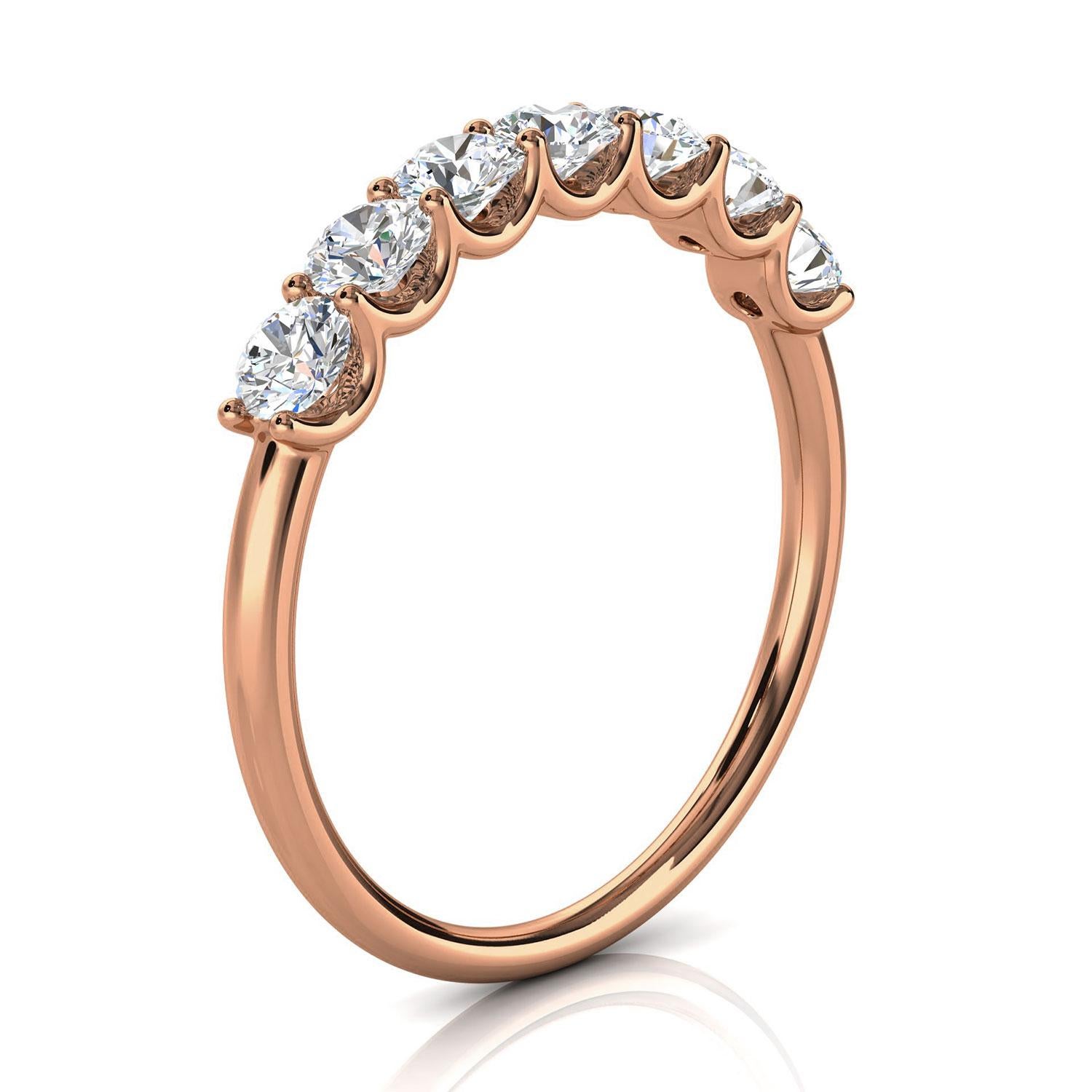 Questo delicato anello presenta sette (7) diamanti tondi fluttuanti Brillante incastonati in griffe delicate a forma di 