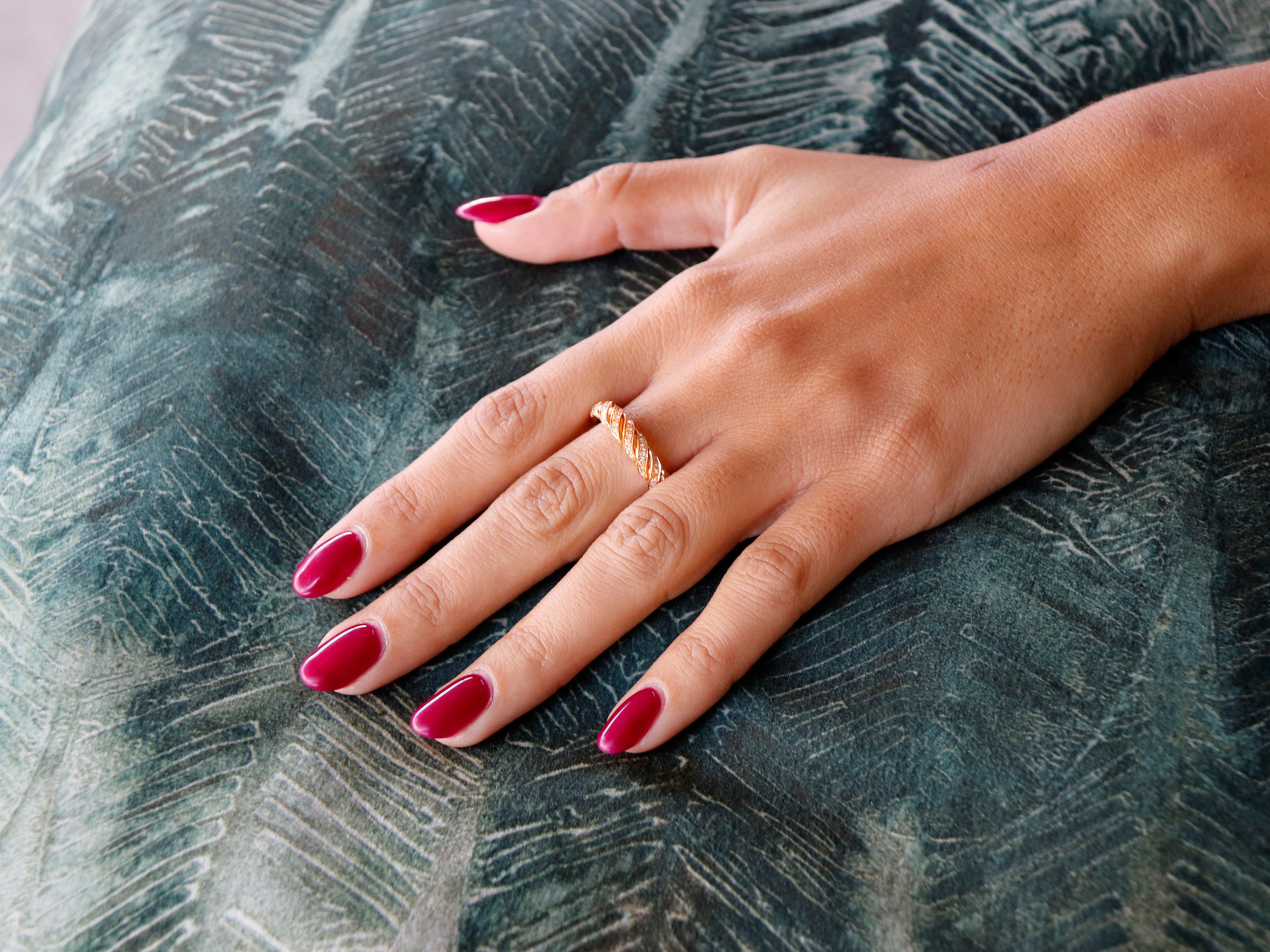 18k Rose Gold Τwisted Ring mit Diamanten im Zustand „Neu“ im Angebot in Athens, GR