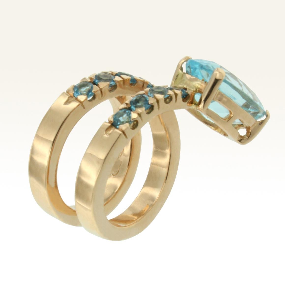 Moderne Bague en or rose 18 carats avec topaze bleue en vente