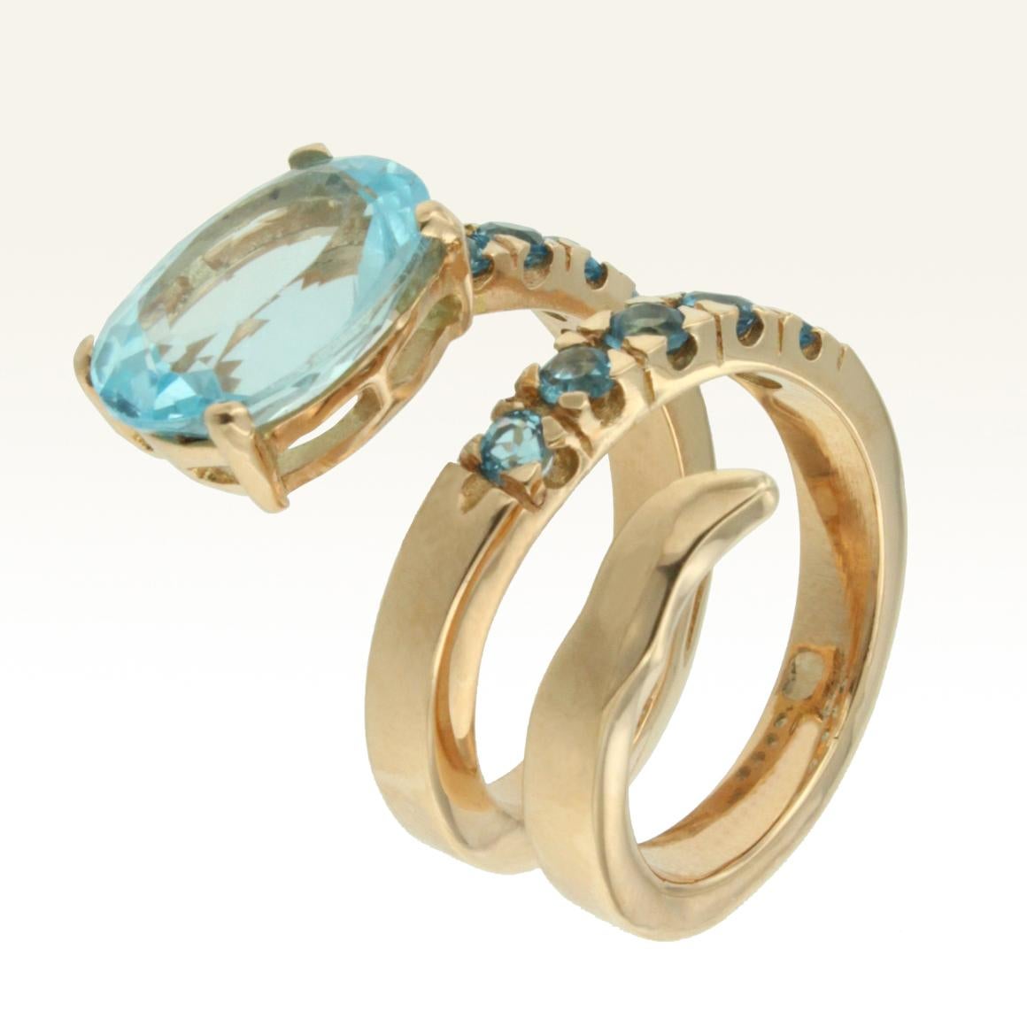 Taille ovale Bague en or rose 18 carats avec topaze bleue en vente