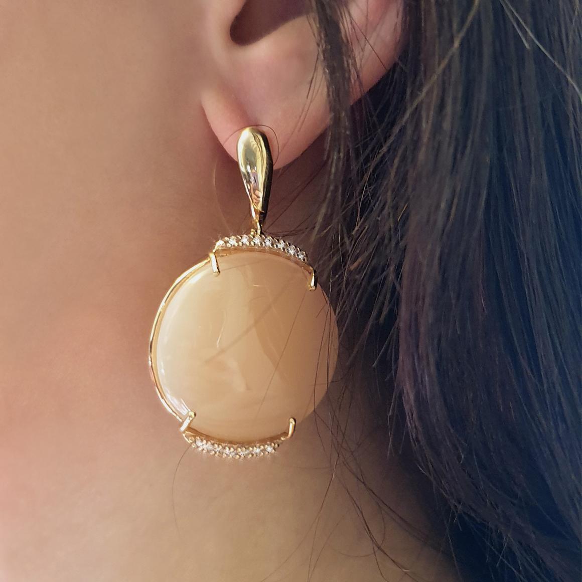 The Moonstone inspired by sweetness, a sensation of lightness and serenity.   Exquisitely refined and unforgettably tender is diffused in the air.  A Stanoppi Jewellery  piece is synonymous of elegance, refinement and exclusivity.
Earrings in 18k
