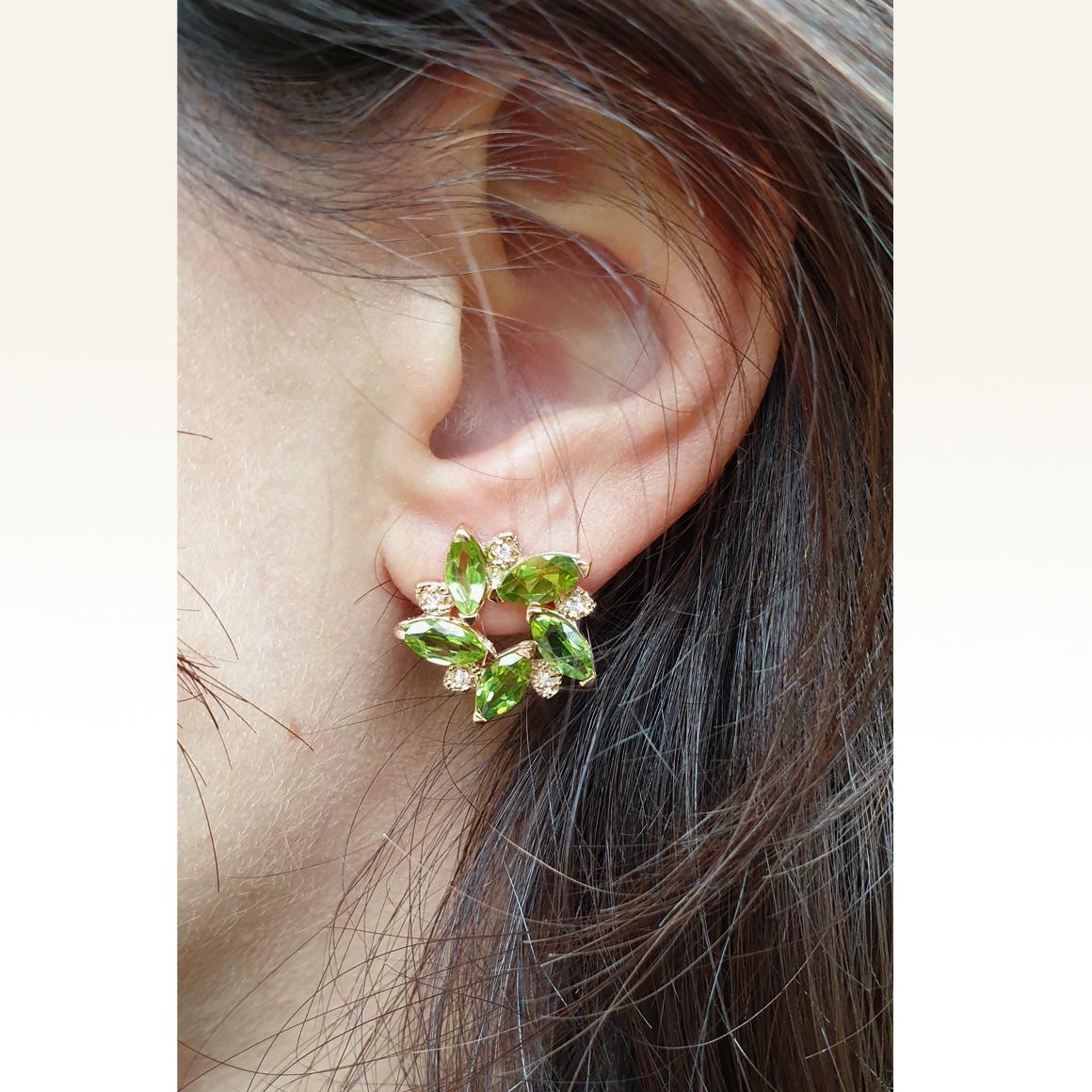 Sunflower collection, sophisticated designs with natural stones , suitaible for any occasion.
Made in Italy by Stanoppi Jewellery since 1948
Earrings in 18k rose gold with Peridot (marquise cut, size:4x6 mm) and white Diamonds cts 0.06 VS colour