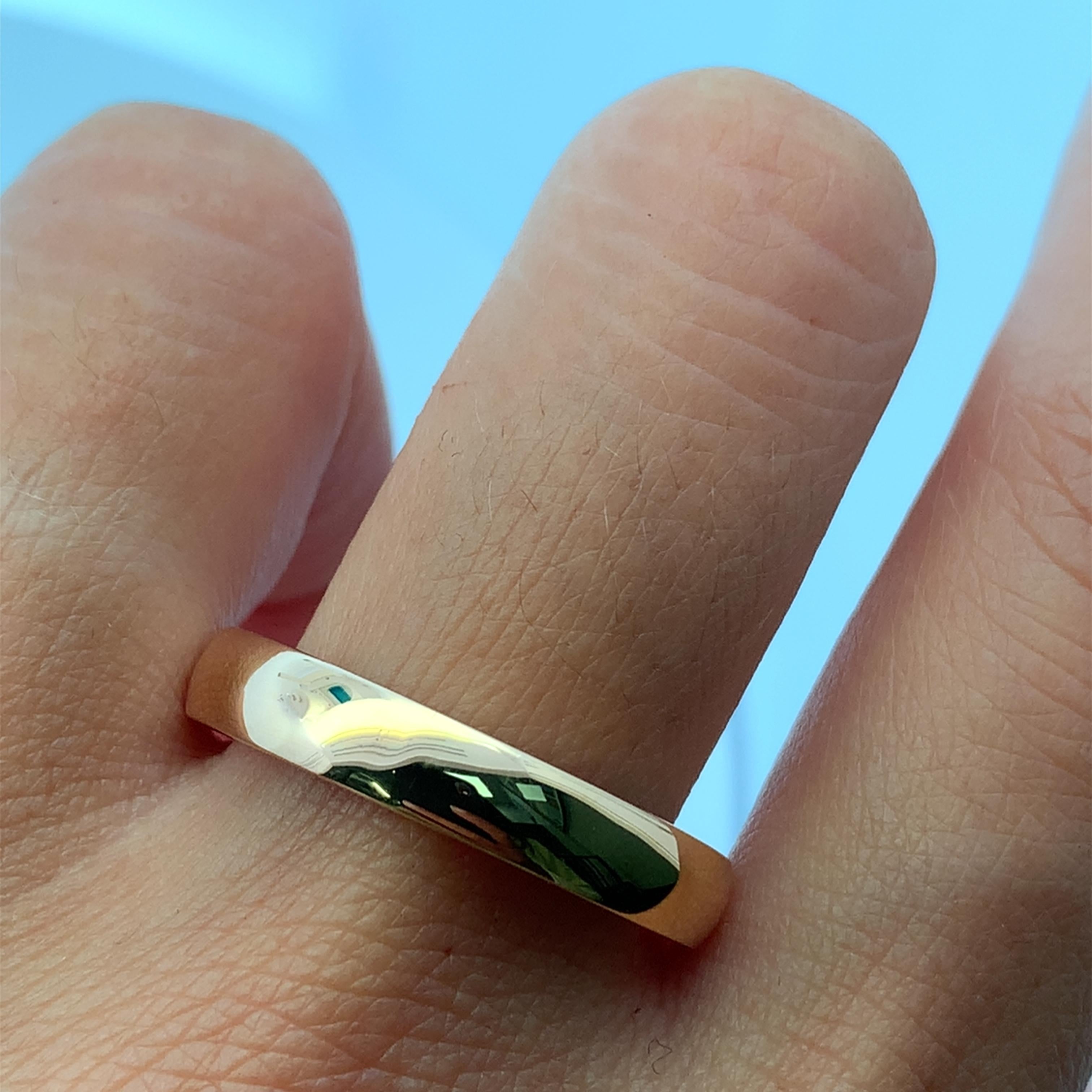 Dieser Ehering aus 18 Karat Roségold mit einer Breite von 4 mm, einer Dicke von 2 mm und einem Gewicht von 9,1 g strahlt schlichte Eleganz aus. Das zeitlose Schmuckstück aus edlem Gold ist glatt und poliert und damit ein vielseitiges Accessoire für
