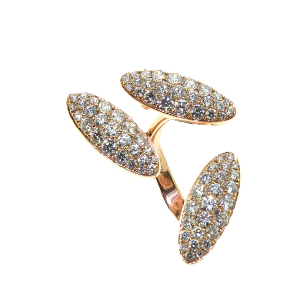 Taille de l'anneau : 6.5       (peut être dimensionné)

Style : Bague de cocktail

Métal : Or rose

Pureté du métal : 18k

Pierres : 75 diamants ronds de taille Brilliante

Poids en carats du diamant : 1,86 ct

Couleur du diamant : E - F

Clarté du
