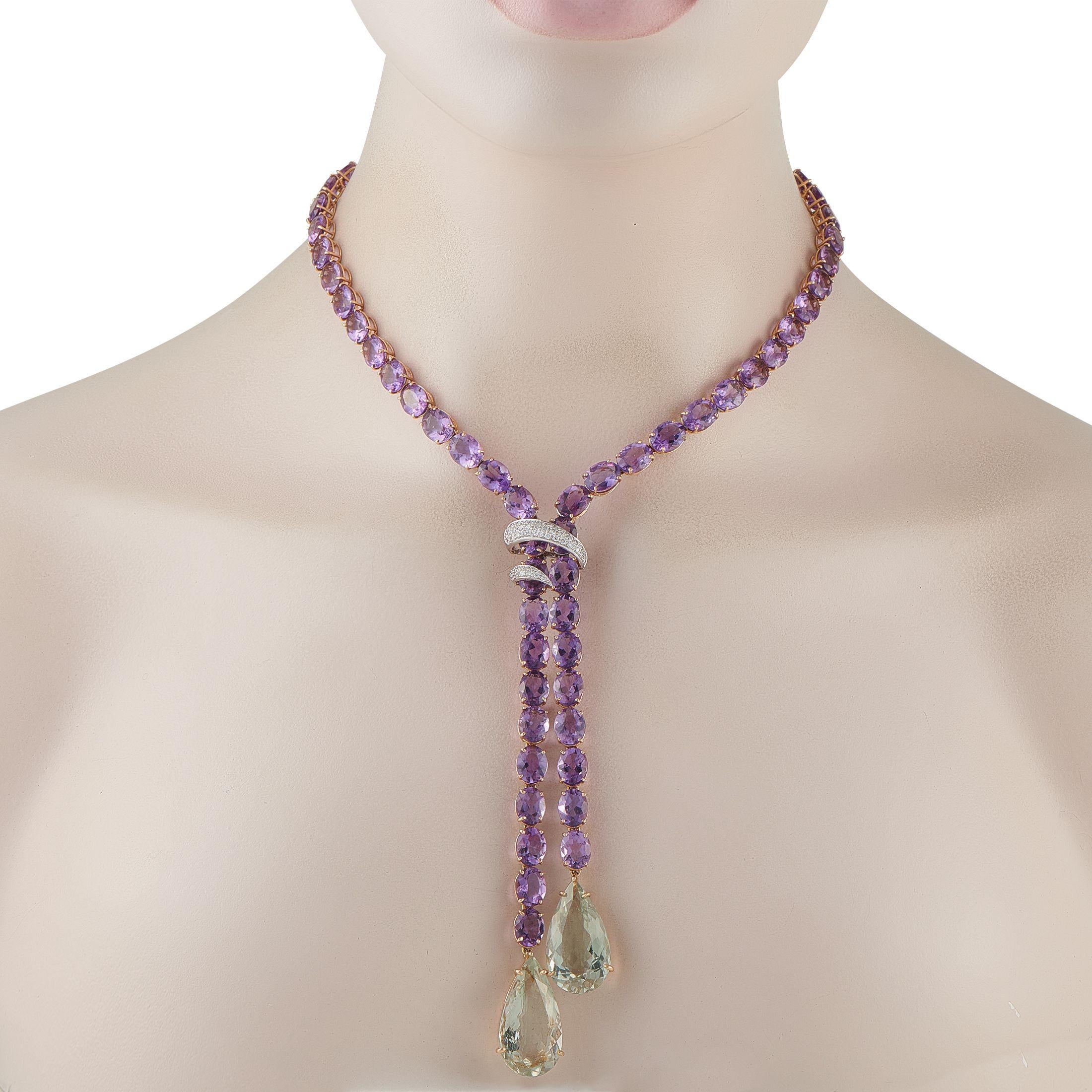 Questa collana a lariat, che trasmette sicurezza e stile, parla senza bisogno di parole. Presenta un'opulenta cascata di 100 carati di vivida ametista, ogni gemma viola saldamente incastonata in rebbi d'oro rosa 18 carati. La graziosa silhouette a Y