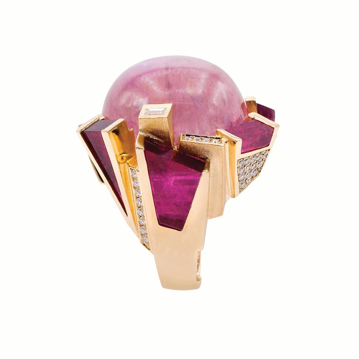 Diamants blancs (ronds et baguettes) 0,85 cts - Kunzite ovale 77,86 cts - Rubellite tranchée de forme fantaisie 6  pcs 20.13 cts  

Notre bague Plateaux est inspirée de notre 