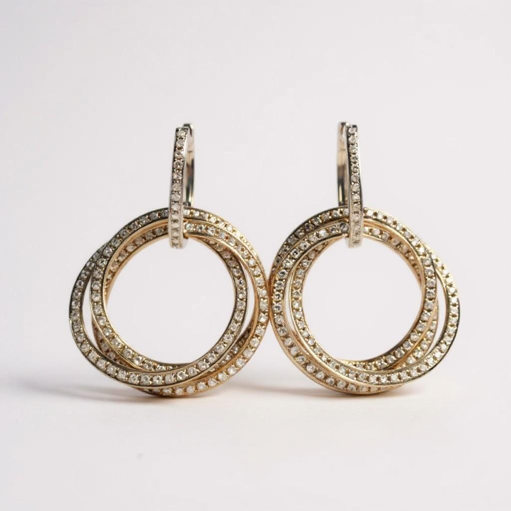 Moderno Orecchini a goccia a cerchio intrecciato in oro giallo bianco rosa 18K con diamante da 1,95 carati in vendita