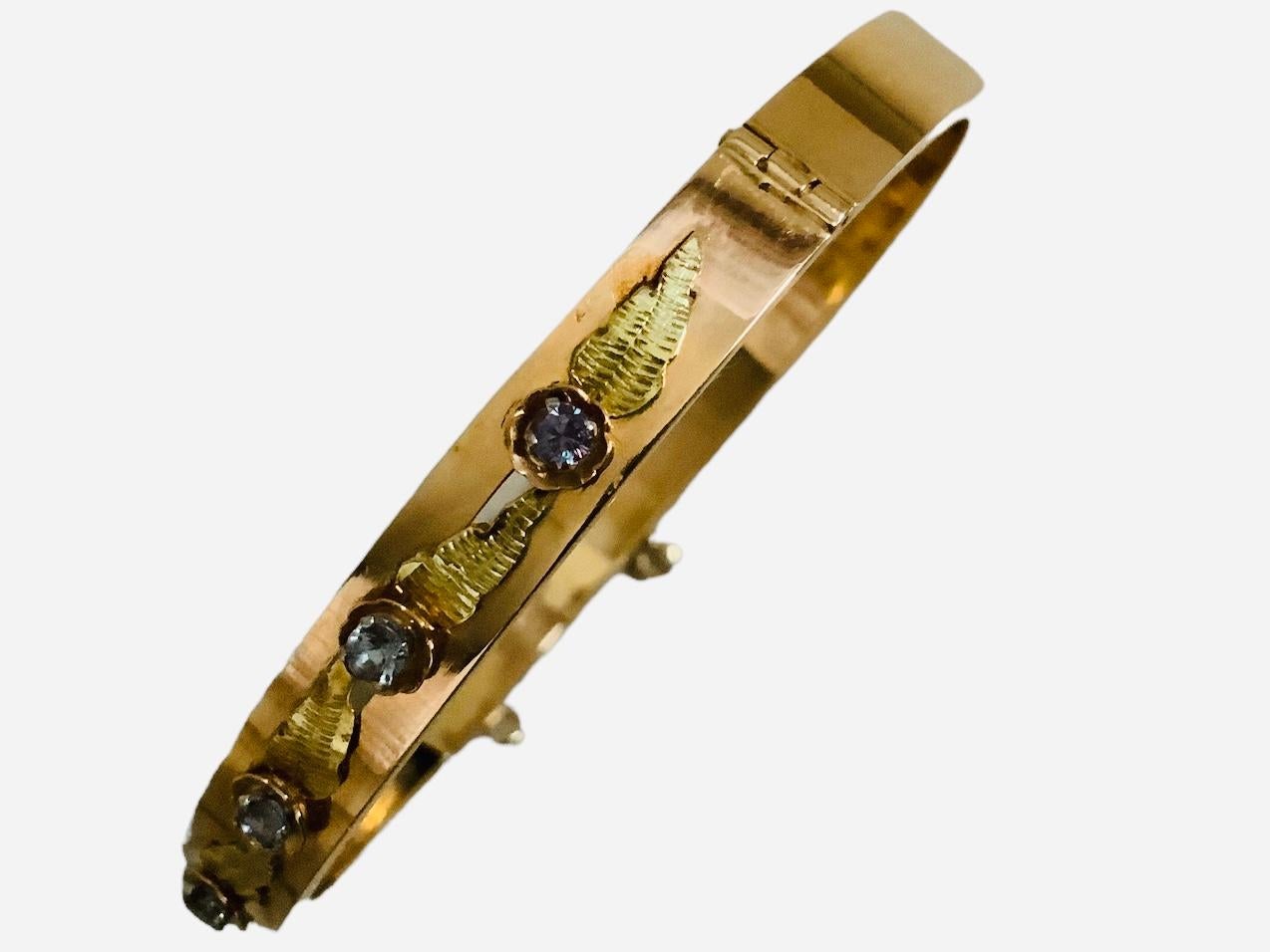 Il s'agit d'un bracelet à charnière en or rose/jaune 18K en alexandrite. Il contient sept alexandrites rondes de taille brillant, chacune mesurant 2,69 mm et pesant 0,63 carats. Elles sont alternées avec de longues feuilles d'or jaune. Chacune