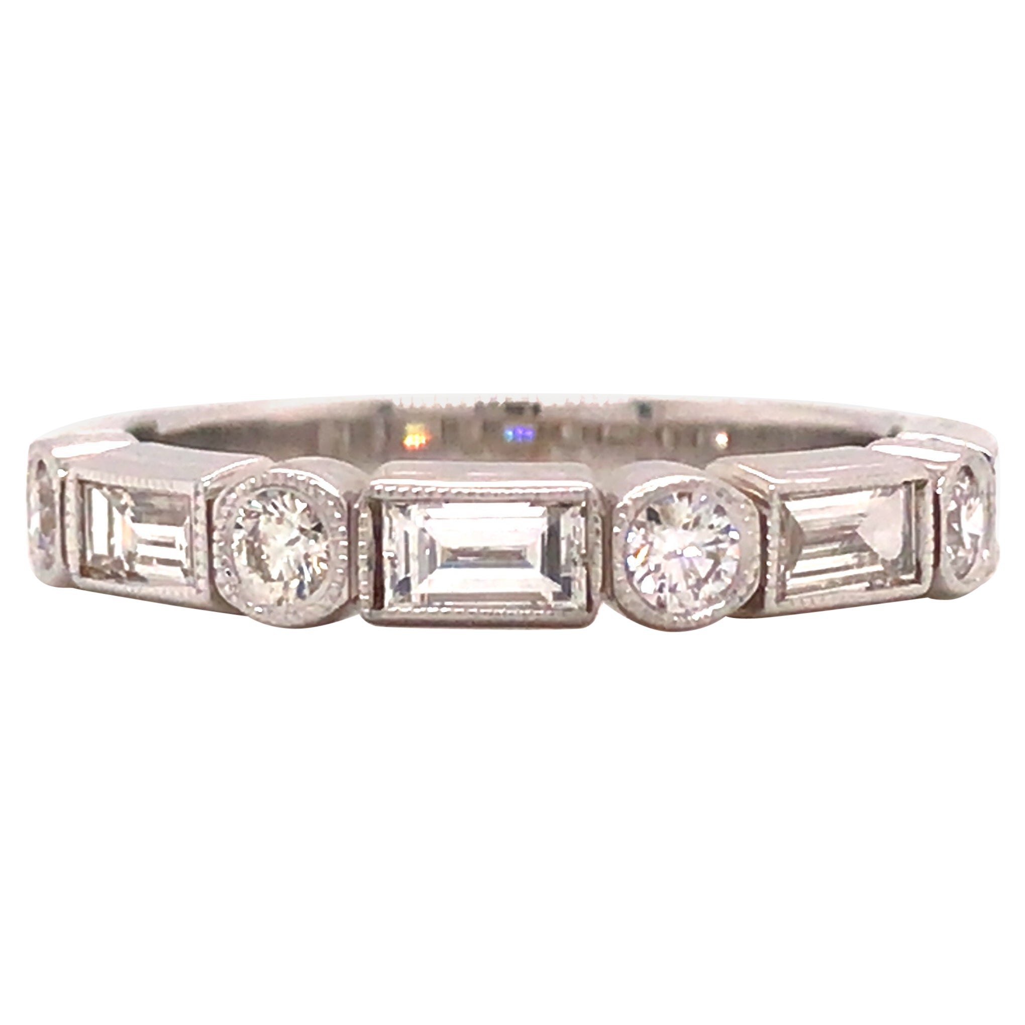 18 Karat Weißgold Ring mit rundem und Baguette-Diamant