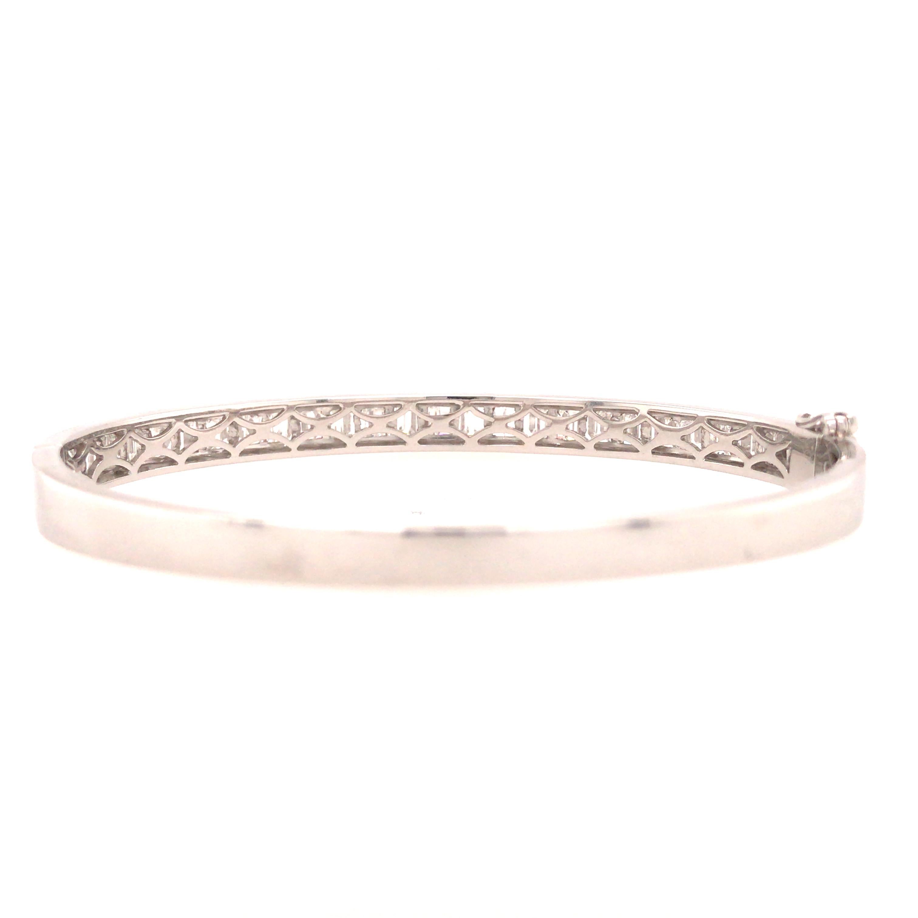 18 Karat Round and Baguette Diamond Bangle White Gold In New Condition For Sale In Boca Raton, FL