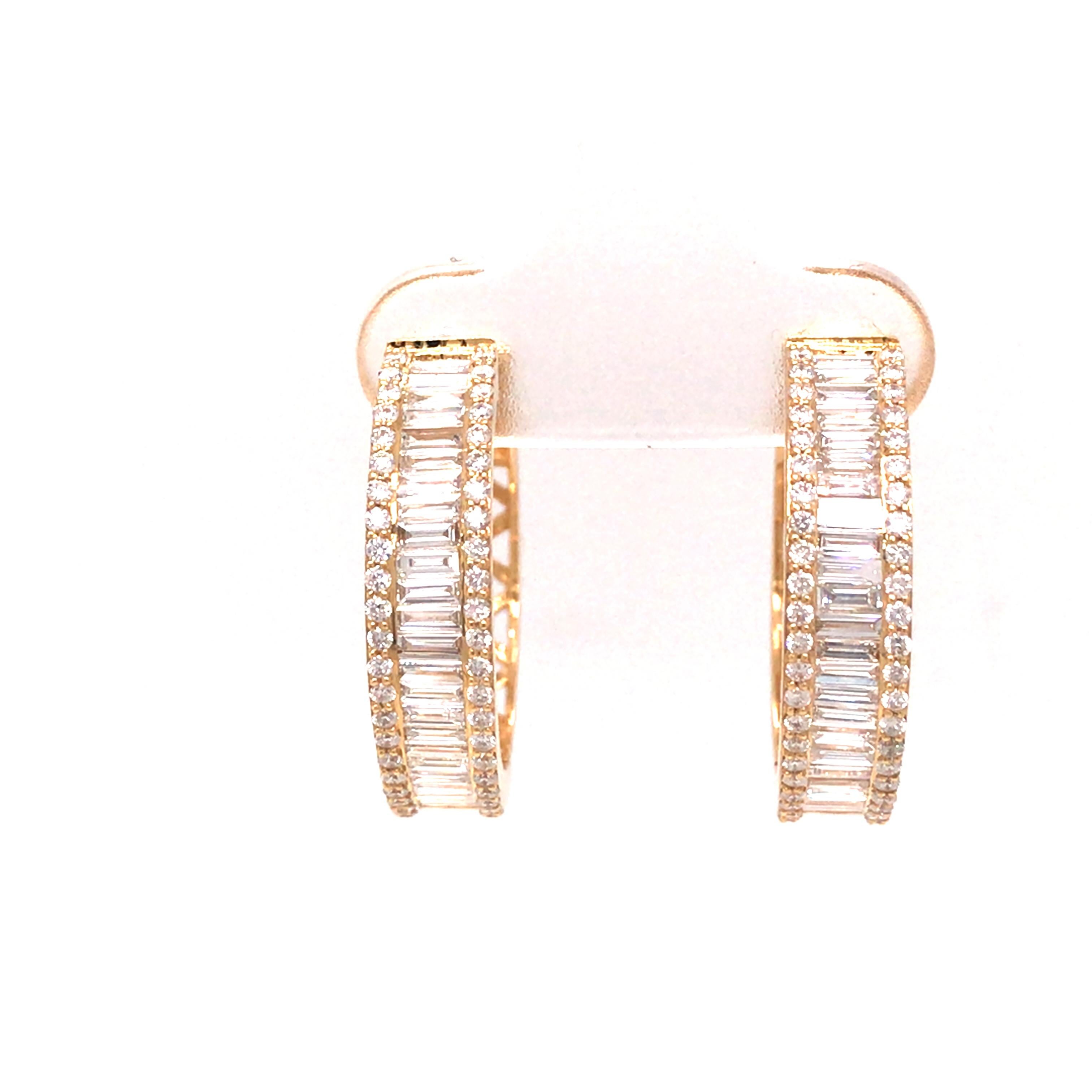 Runde und Baguette-Diamant-Reifenohrringe aus 18 Karat Gelbgold.  (88) runde Diamanten im Brillantschliff und (48) Baguette-Diamanten mit einem Gesamtgewicht von 1,48 Karat sind fachmännisch gefasst.  Die Hoop Earrings messen 7/8 Zoll in der Länge