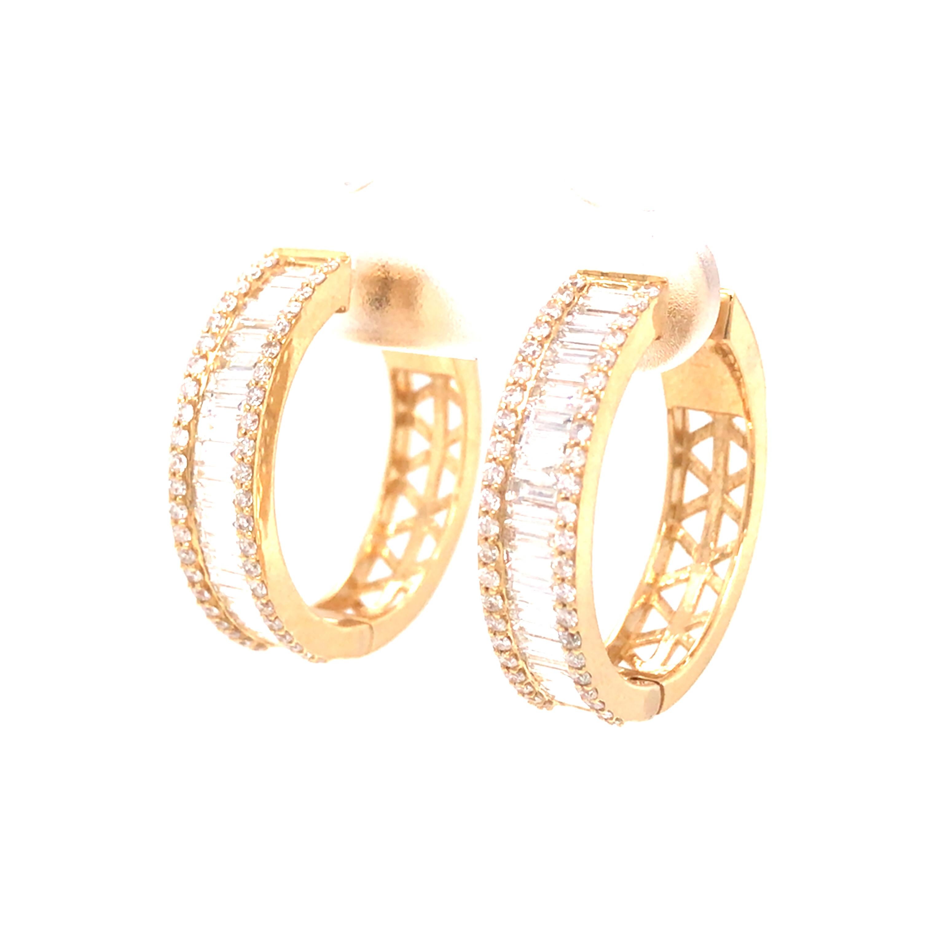 18 Karat Gelbgold Creolen mit rundem und Baguette-Diamant (Baguetteschliff) im Angebot
