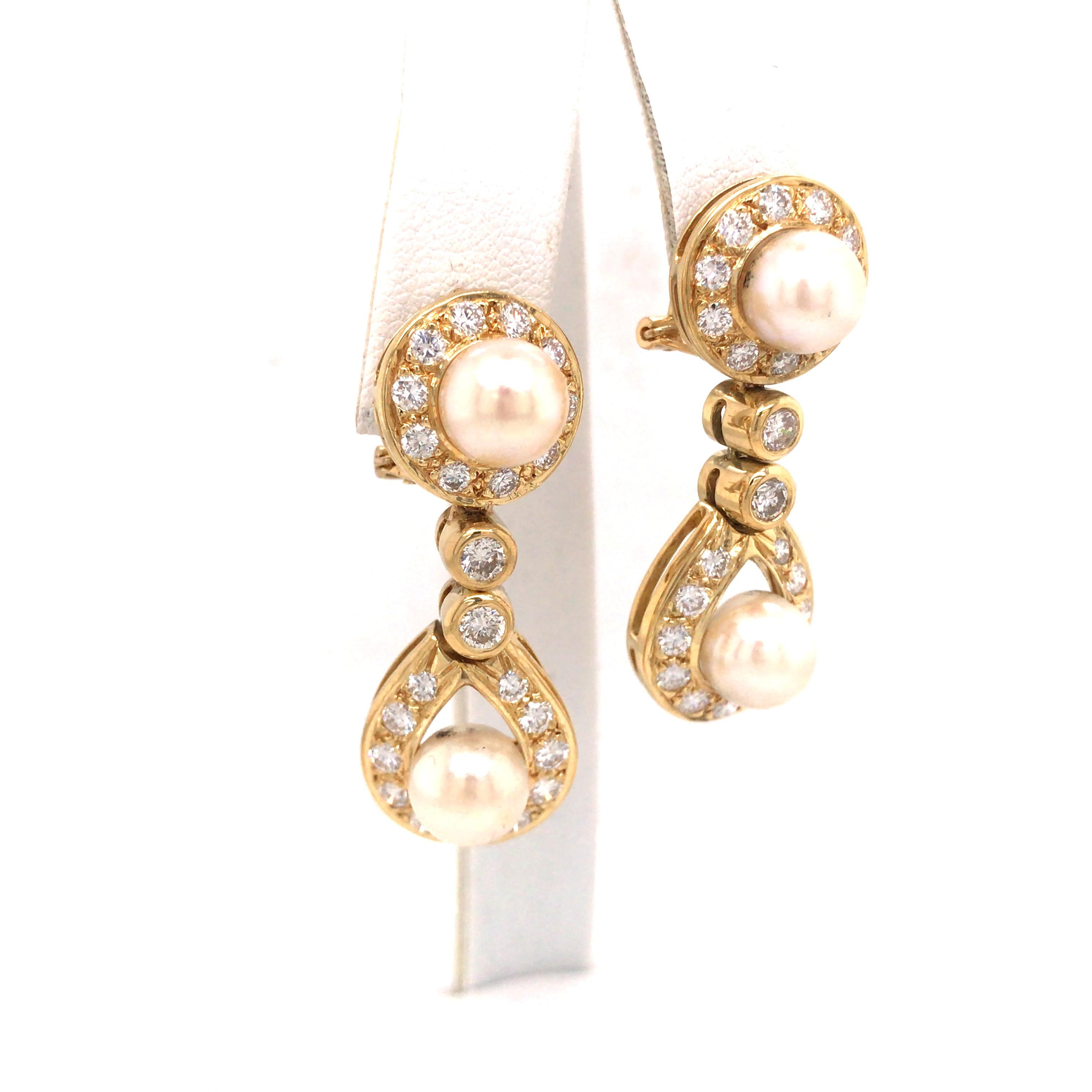 18K Round Diamond and Pearl Drop Earring Yellow Gold In Good Condition For Sale In Boca Raton, FL