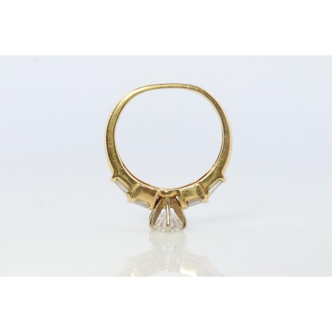 Vintage By aus den 1990er Jahren
Größe: 6 1/2 US
Edelstein: Diamant
Edelsteinfarbe: Farblos
Bandfarbe: Gelb

 Stil: Minimalistisch

Atemberaubender Verlobungsring und Ehering. Hochwertiger Brillant-Solitär in Zackenfassung mit Baguette-Akzenten in
