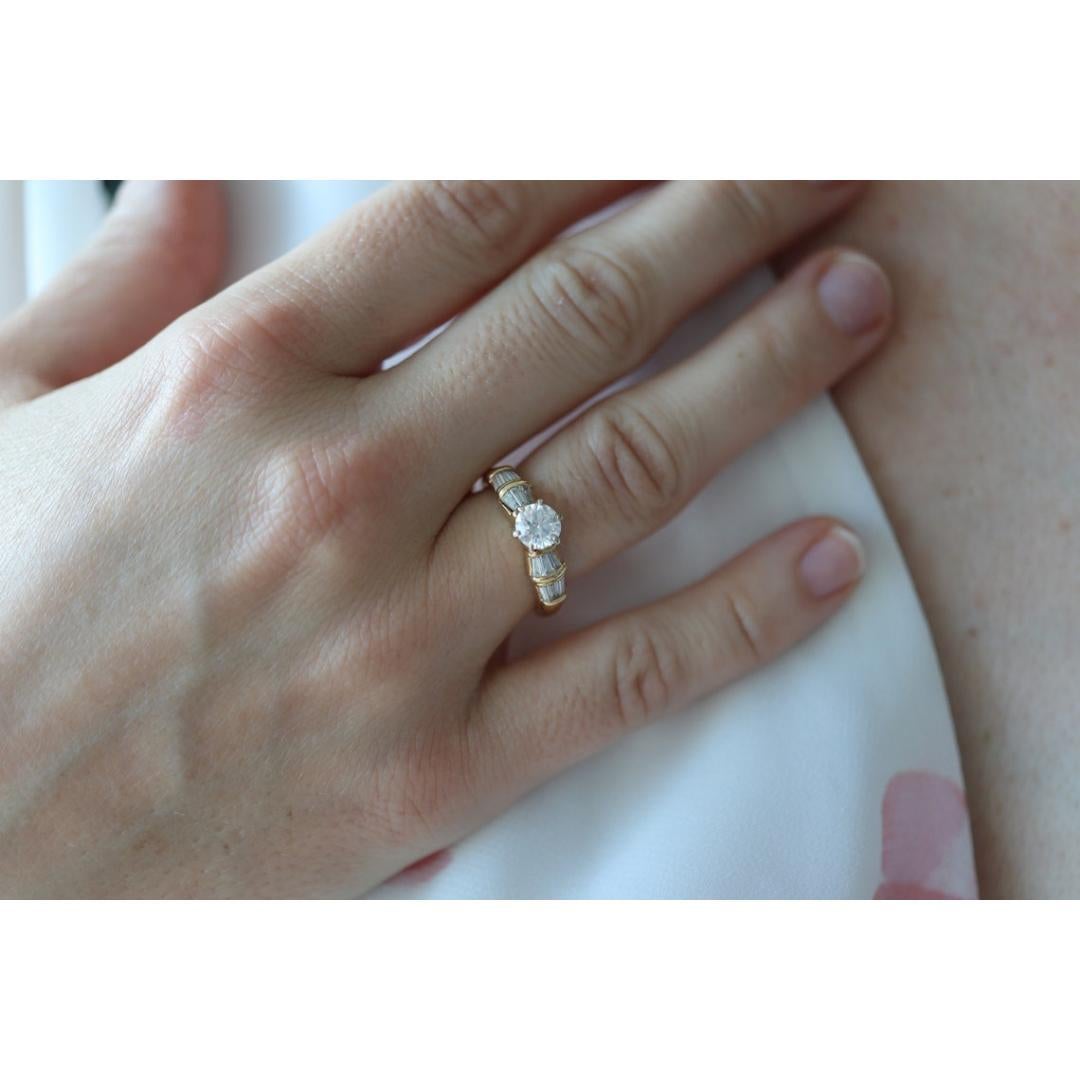 18k runder echter Diamant Solitär-Ring . Verlobungs- oder Jahrestag. Baguette im Angebot 1