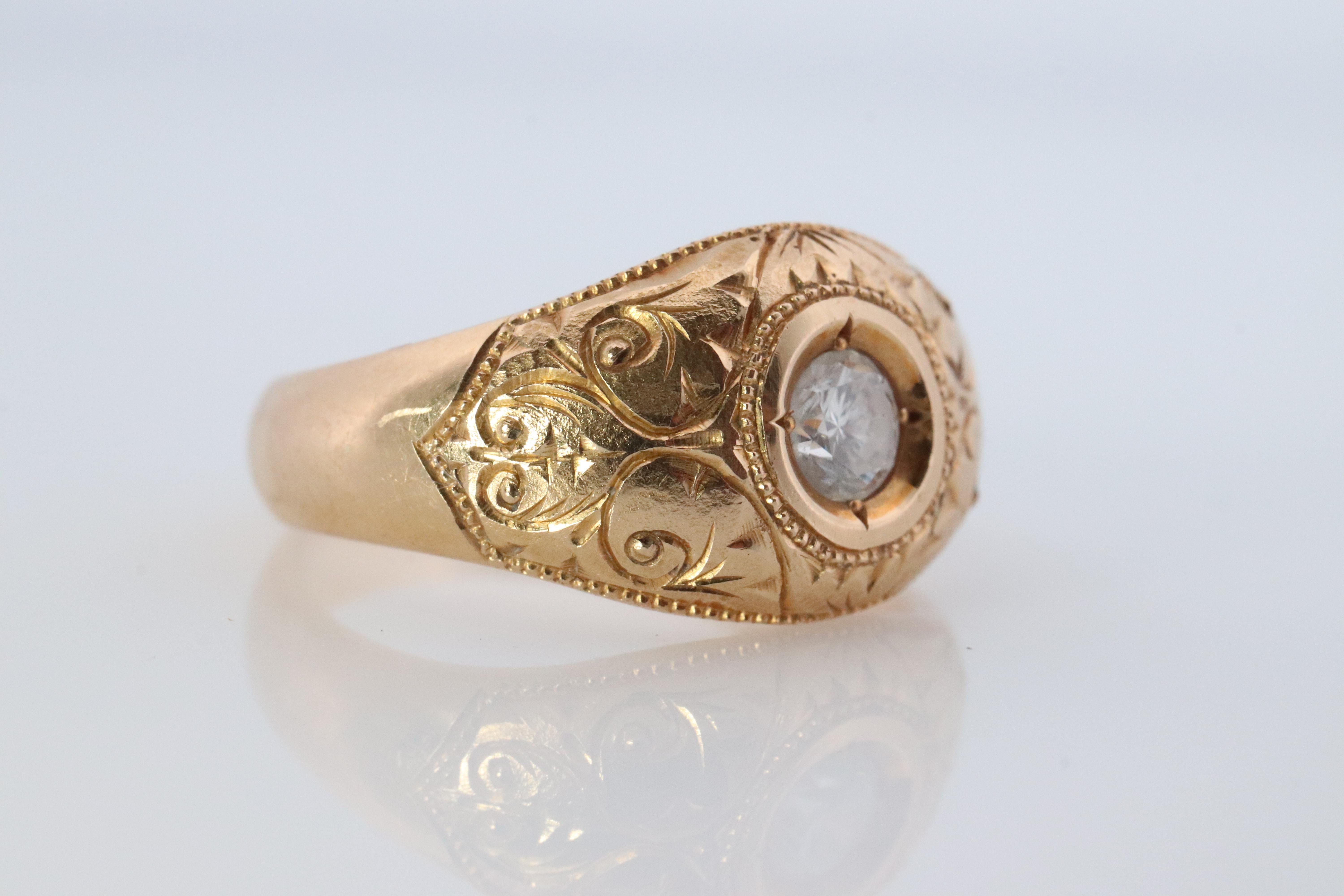 Atemberaubender Ring.

Hochwertiger Brillant-Solitär in Lünettenfassung.

Verschnörkelte Blumen- und Blattgravur auf dem Schaft.

Zustand: Keine sichtbaren Gebrauchsspuren.

Sieht toll aus als Finger- oder Ehering.

Einzelheiten:
7,1 Gramm