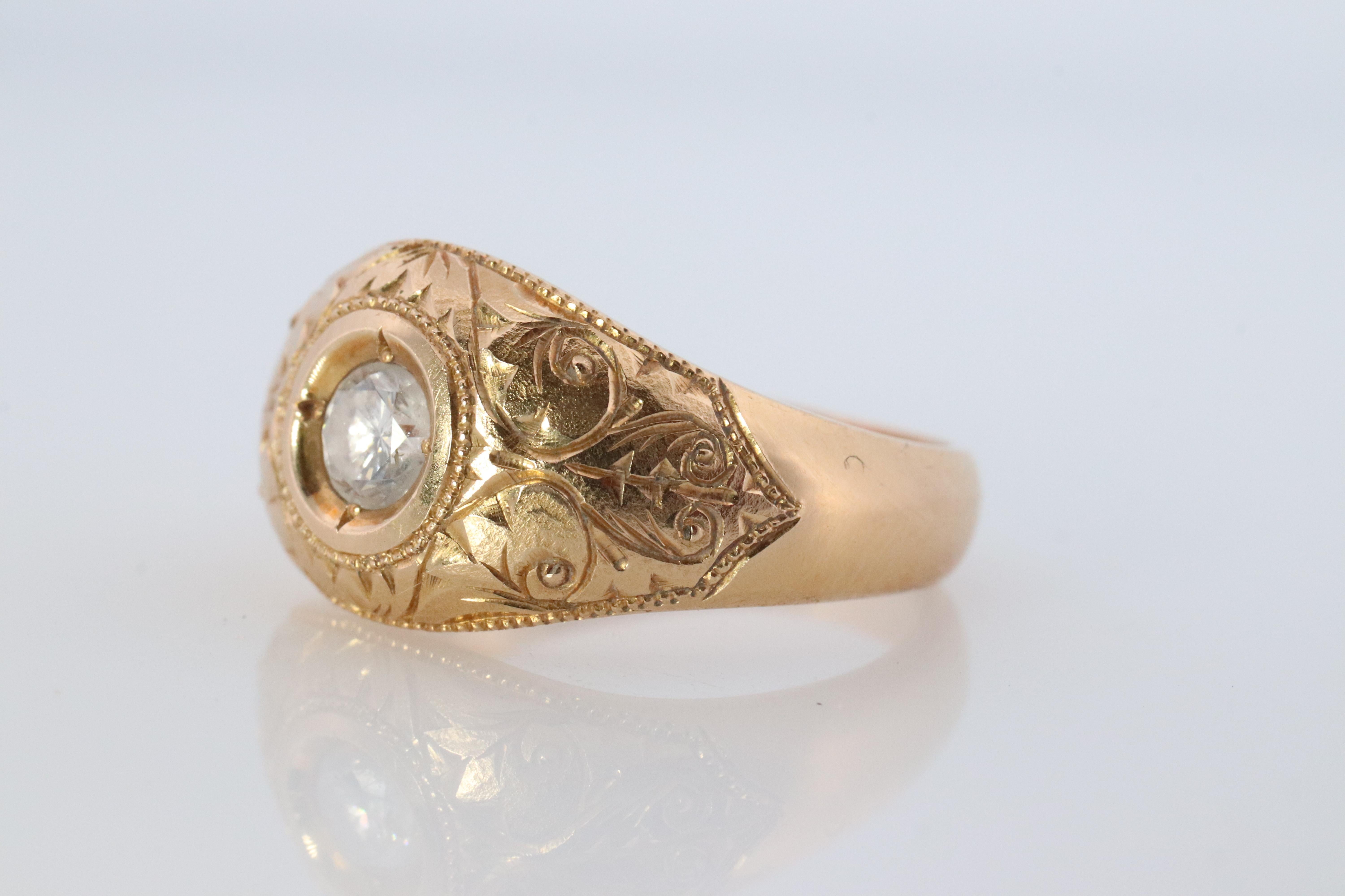 18k runder echter Diamant Solitär-Ring. Verschnörkelte gravierte Lünette Gypsy Shank. (Rundschliff) im Angebot