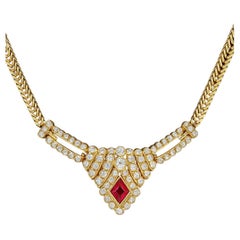 Collana con ciondolo in rubino e diamanti 18K