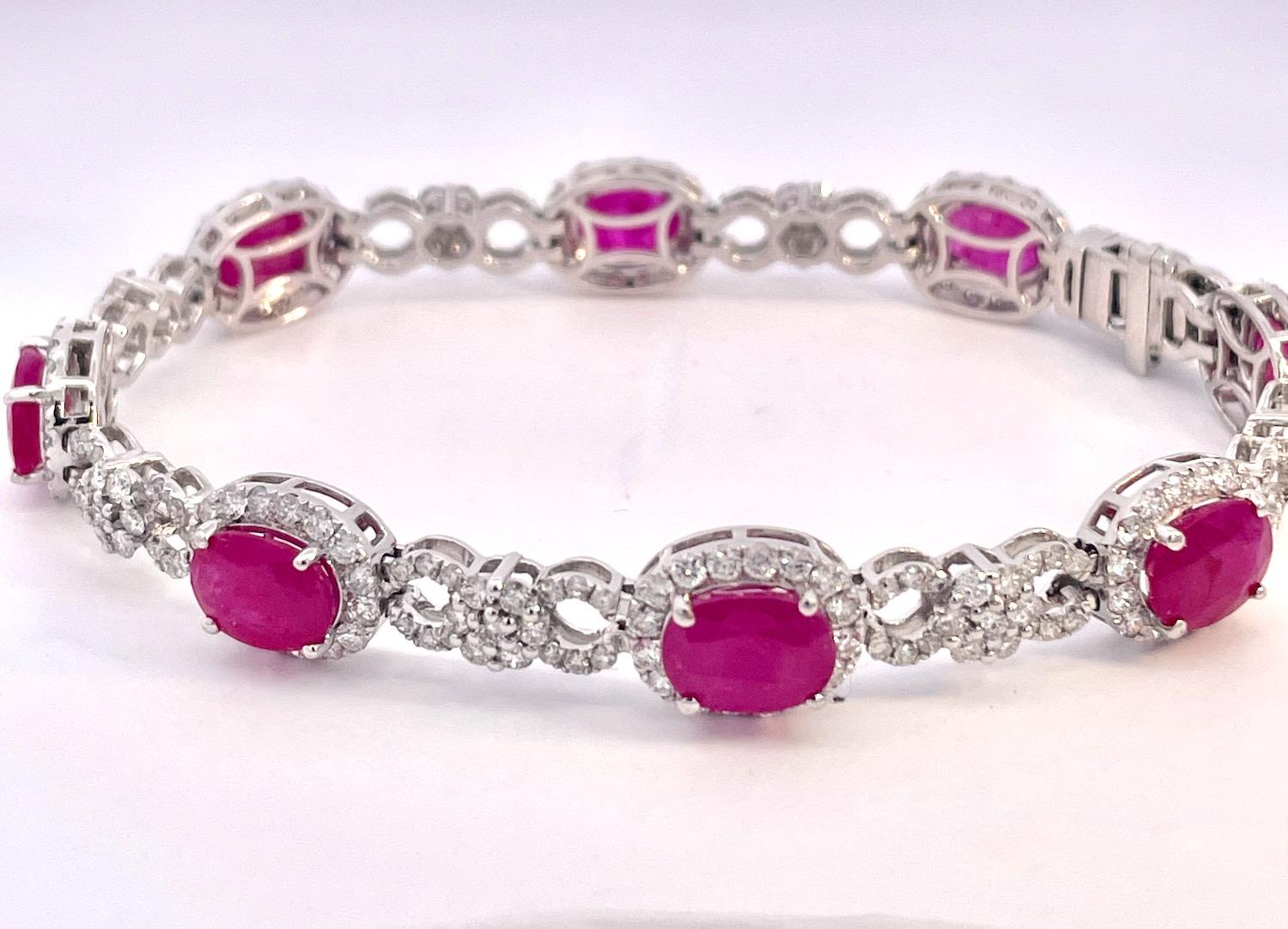 Contemporain Bracelet en rubis 18 carats et diamants 16 carats en vente
