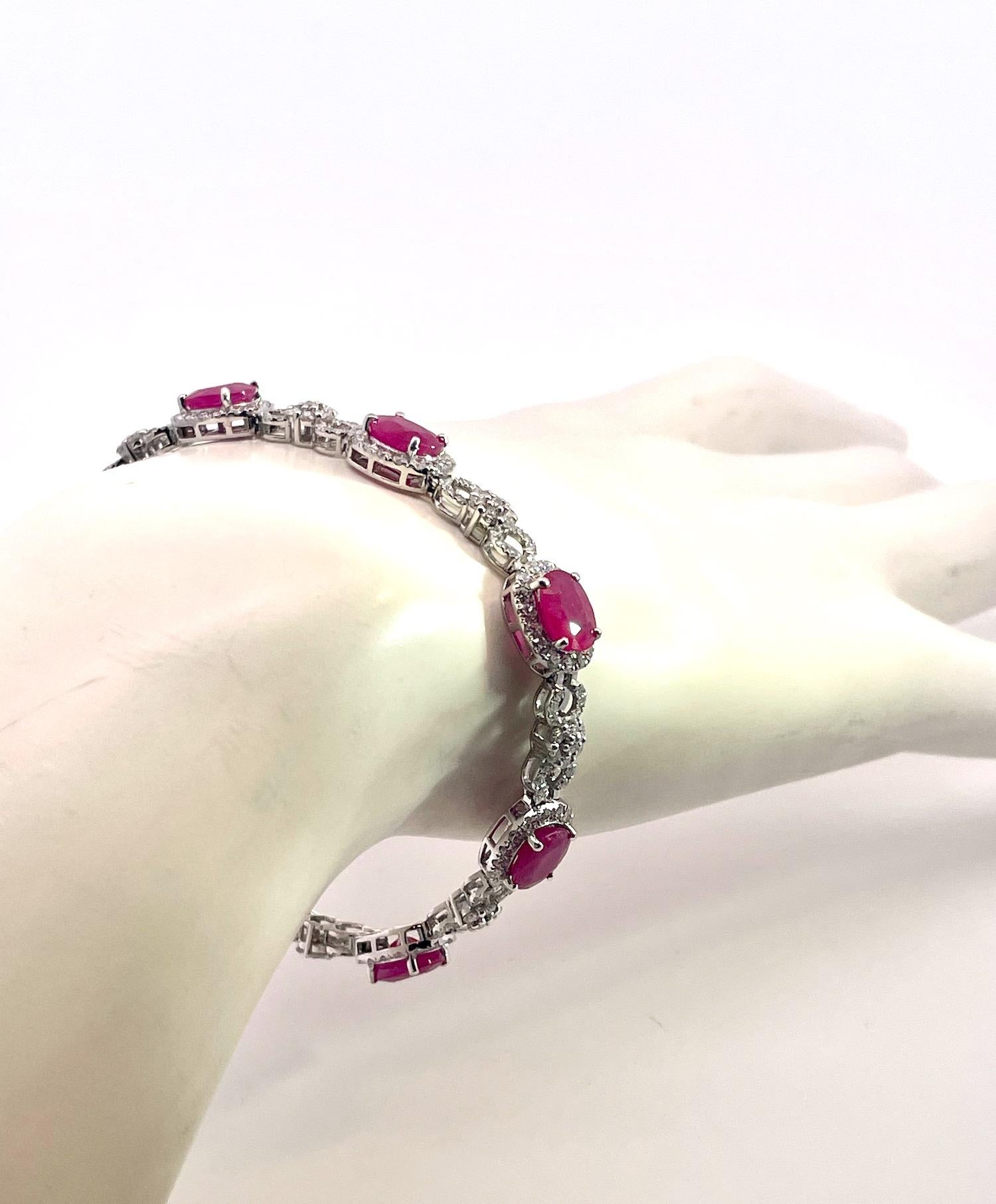 Taille ronde Bracelet en rubis 18 carats et diamants 16 carats en vente