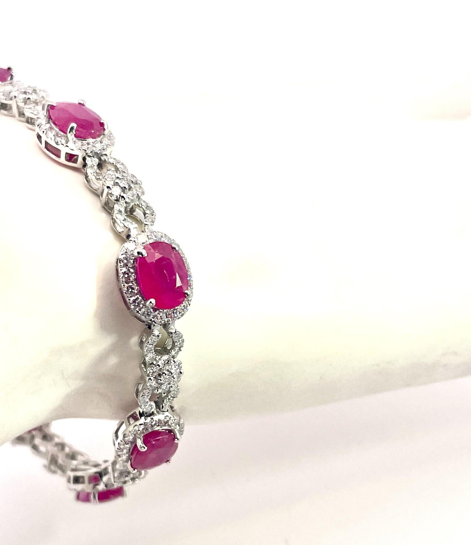 Bracelet en rubis 18 carats et diamants 16 carats Pour femmes en vente