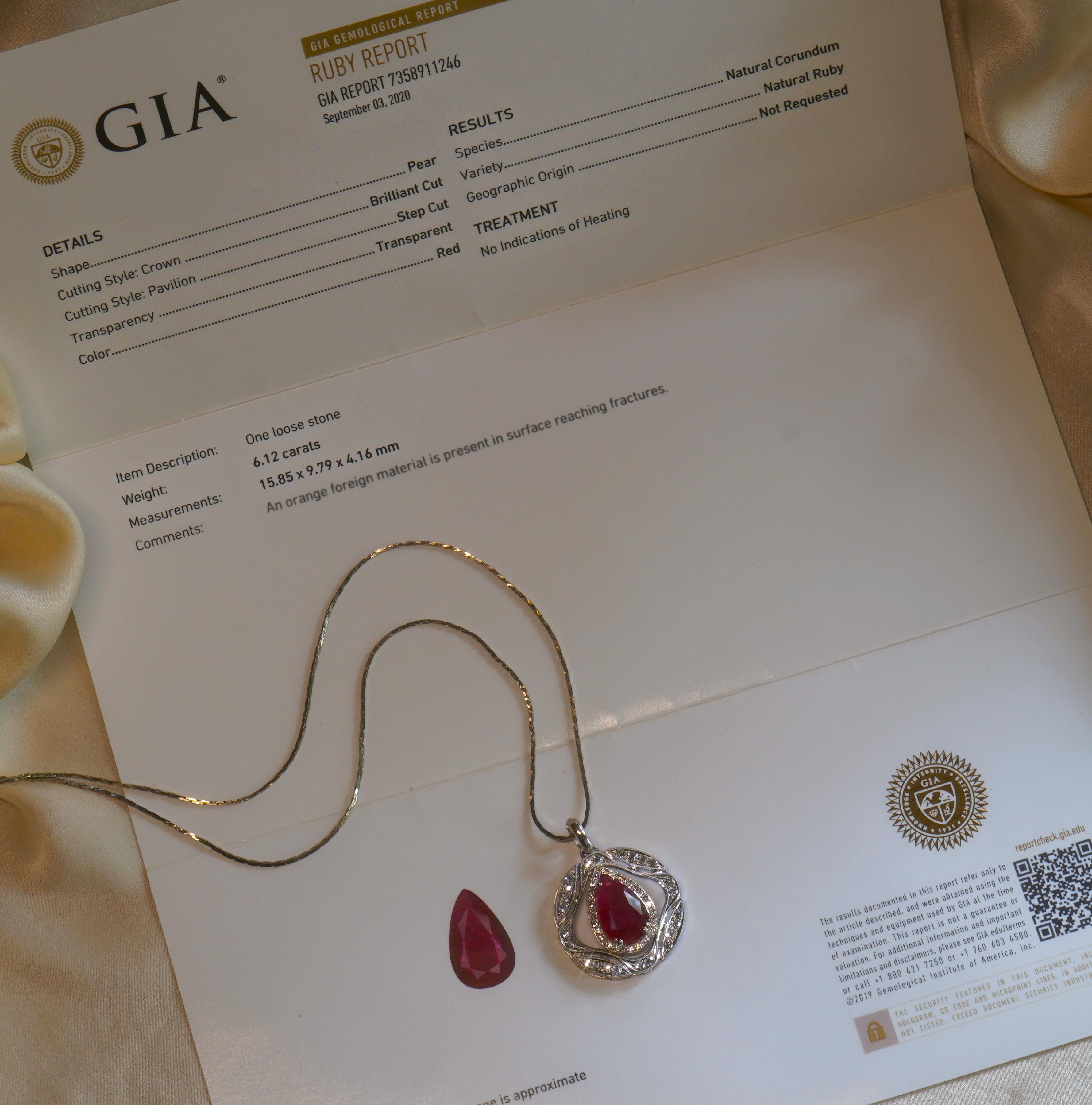 Old South Jewels est fier de présenter LUXURY.   GIA ANTIQUE 18K NO HEAT RUBY DIAMOND 8.18 CARAT VINTAGE NECKLACE & BOX !  Bigli Nature non chauffé 6.12 Carat Rich Red Ruby !

Couronné de 2.02 carats de diamants étincelants White Eye Clean Bigli. 