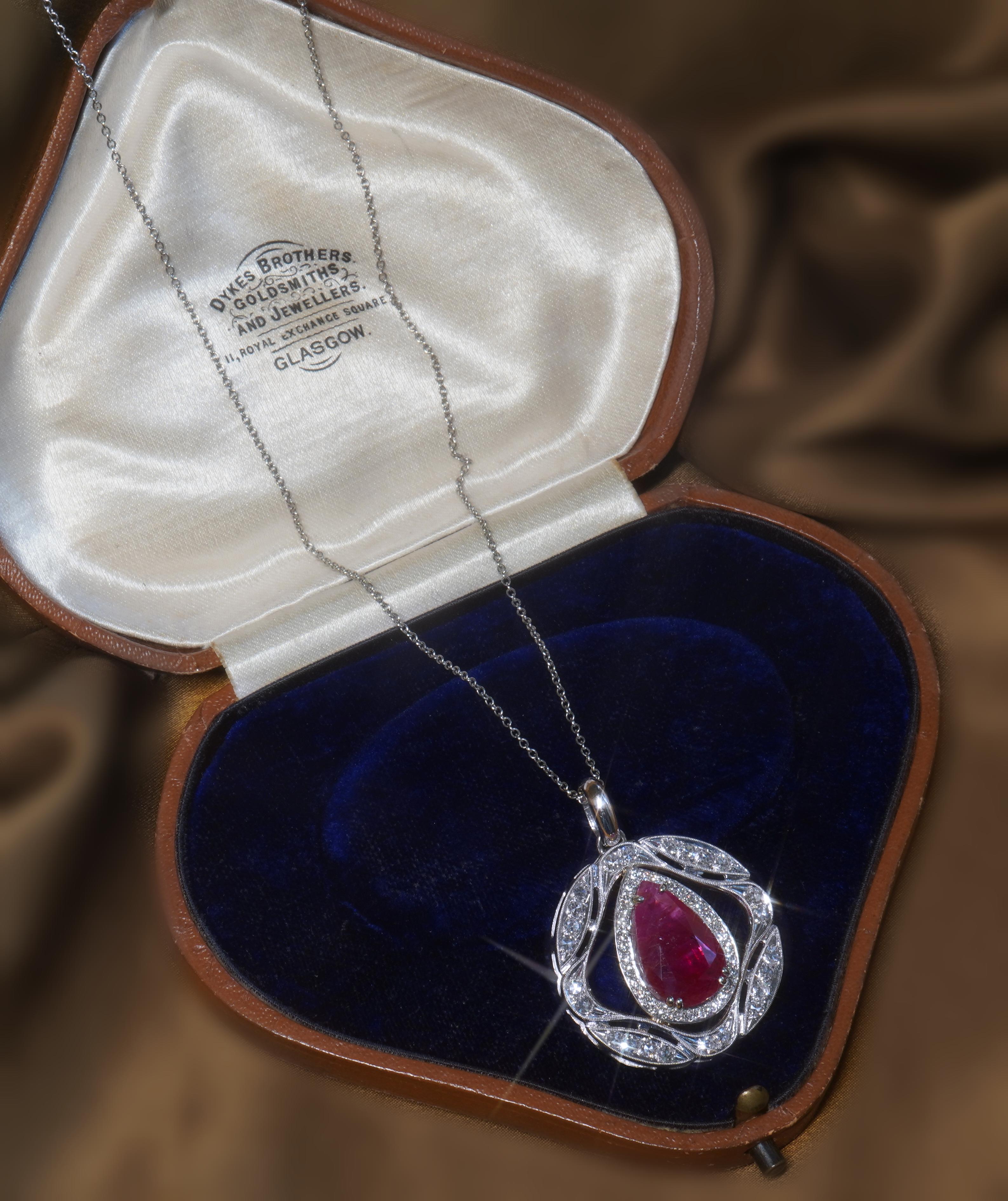 18K Ruby Diamond GIA No Heat Necklace Pendant Vintage Red Natural 8.18 Carats Pour femmes en vente