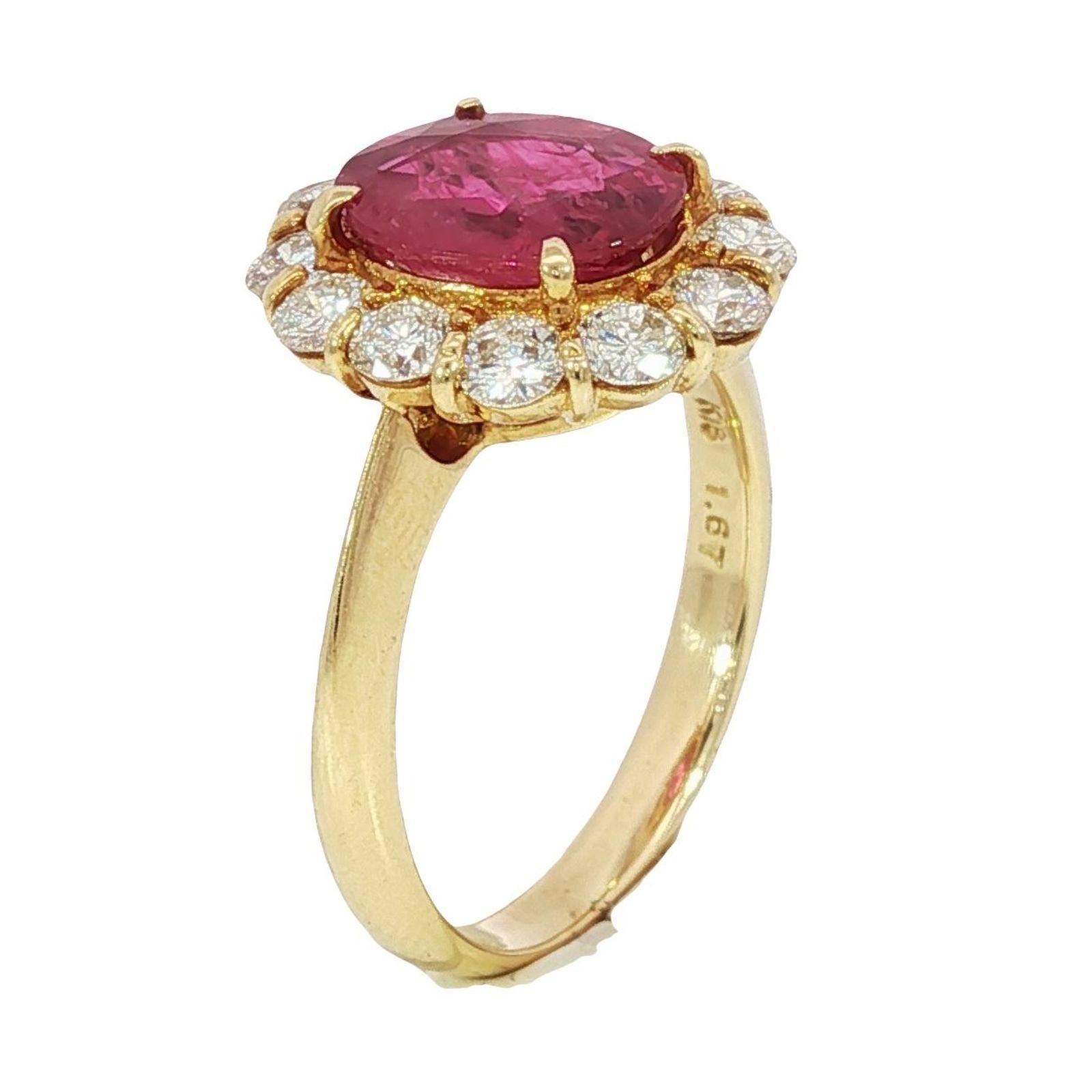 18K Bague Halo Rubis Diamant Or Jaune Taille 6 ~2.59ctw

Cette bague en or jaune 18 carats est ornée en son centre d'un rubis de 1,67 carat de taille ovale, d'un rouge riche et profond. Le rubis est entouré d'un halo de diamants blancs ronds