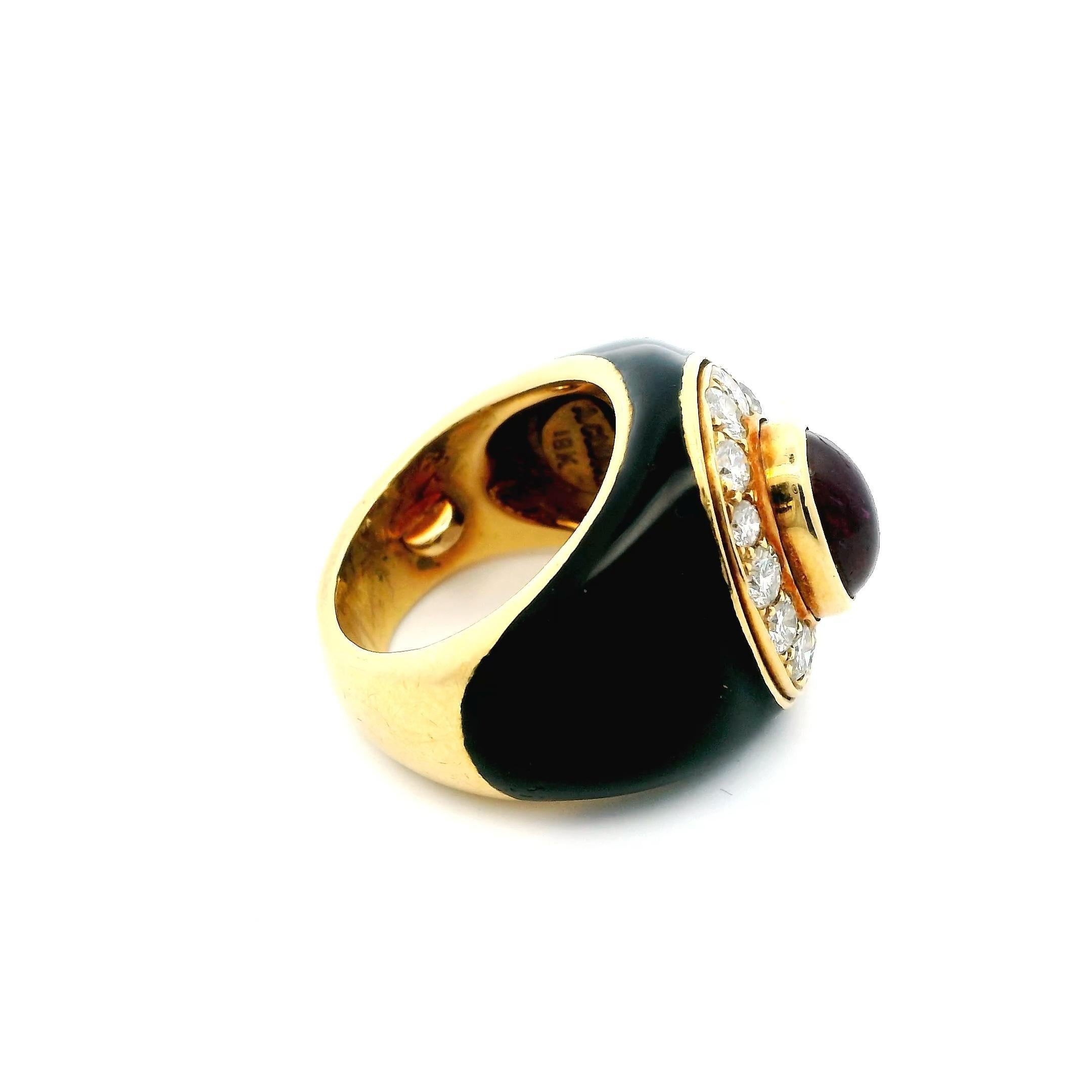 Audace ed elegante.

Incastonato con un rubino taglio cabochon.

Circondato da diamanti rotondi a taglio Brilliante.

Oro Impostazione.

21° secolo.

Dimensioni - 3.